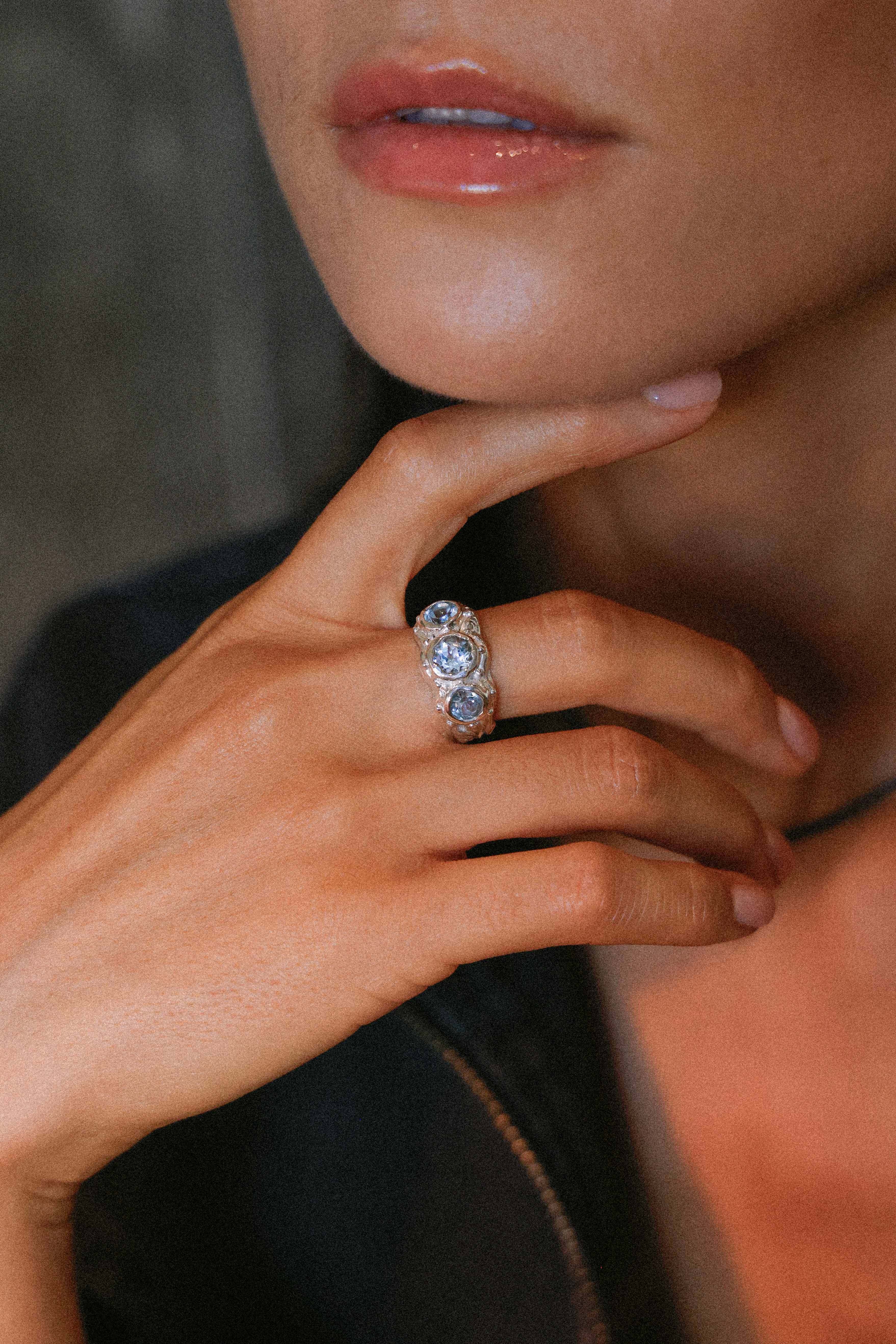 ANILLO SOLENE DE PLATA Y TOPACIOS CELESTES