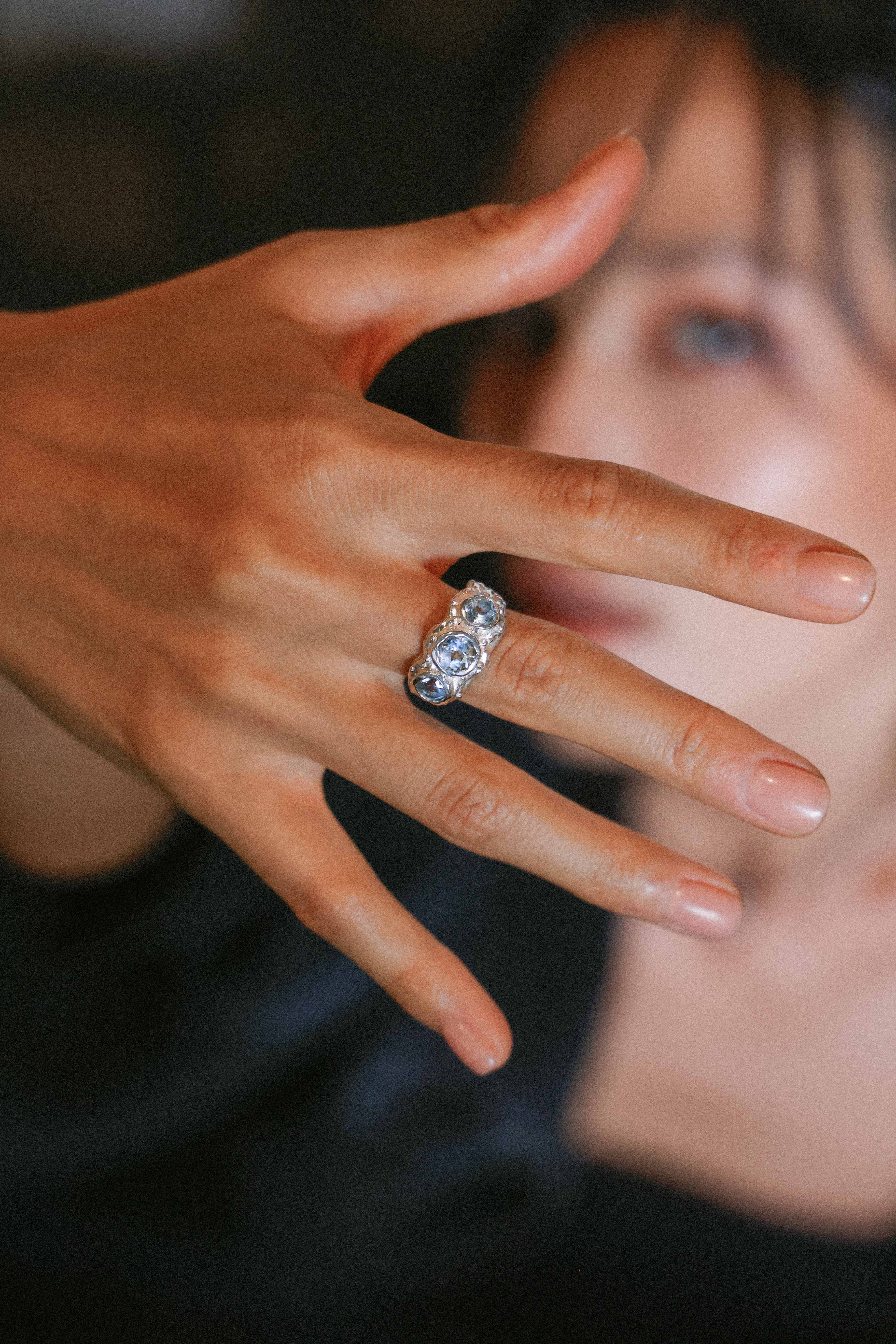 ANILLO SOLENE DE PLATA Y TOPACIOS CELESTES