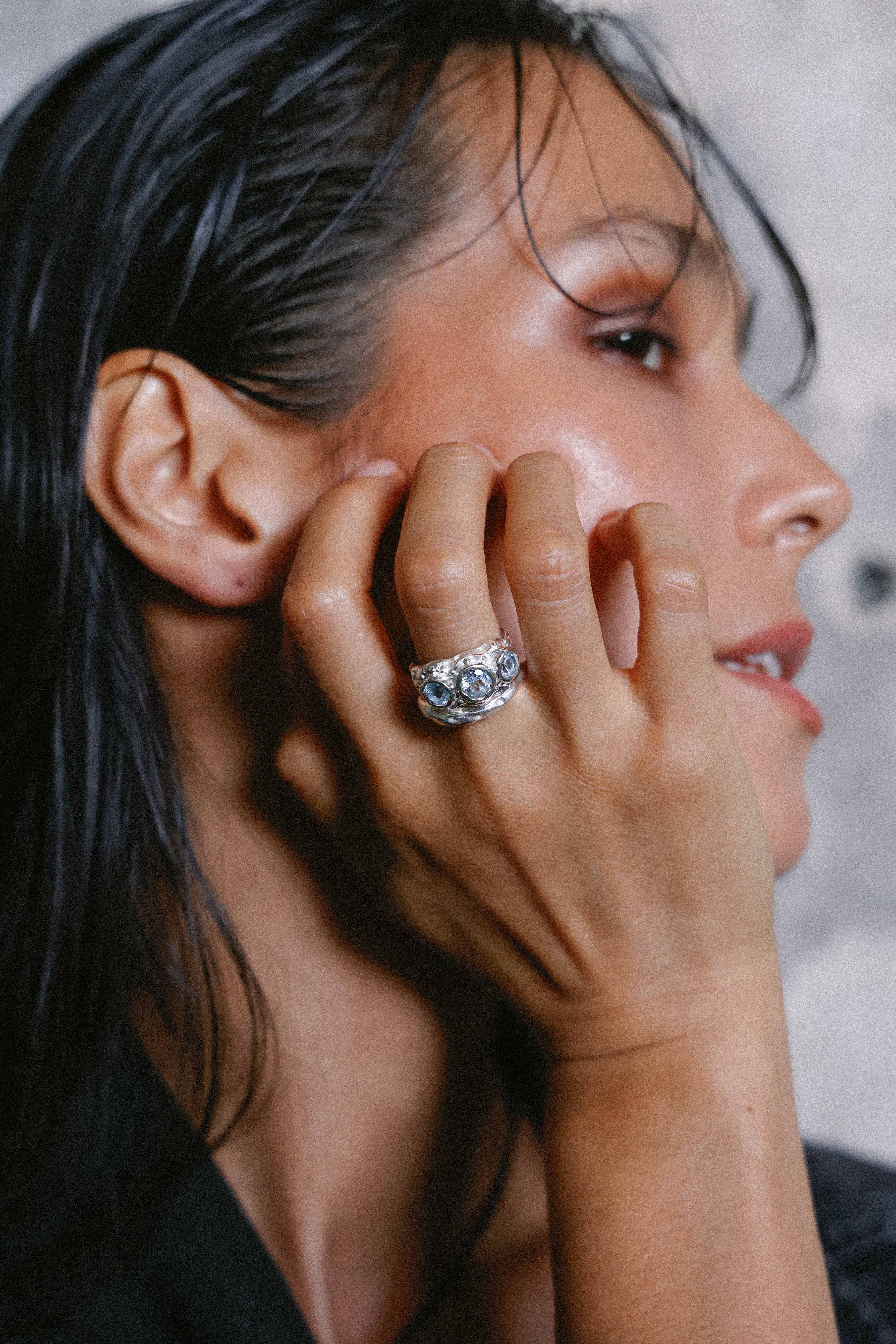 ANILLO SOLENE DE PLATA Y TOPACIOS CELESTES