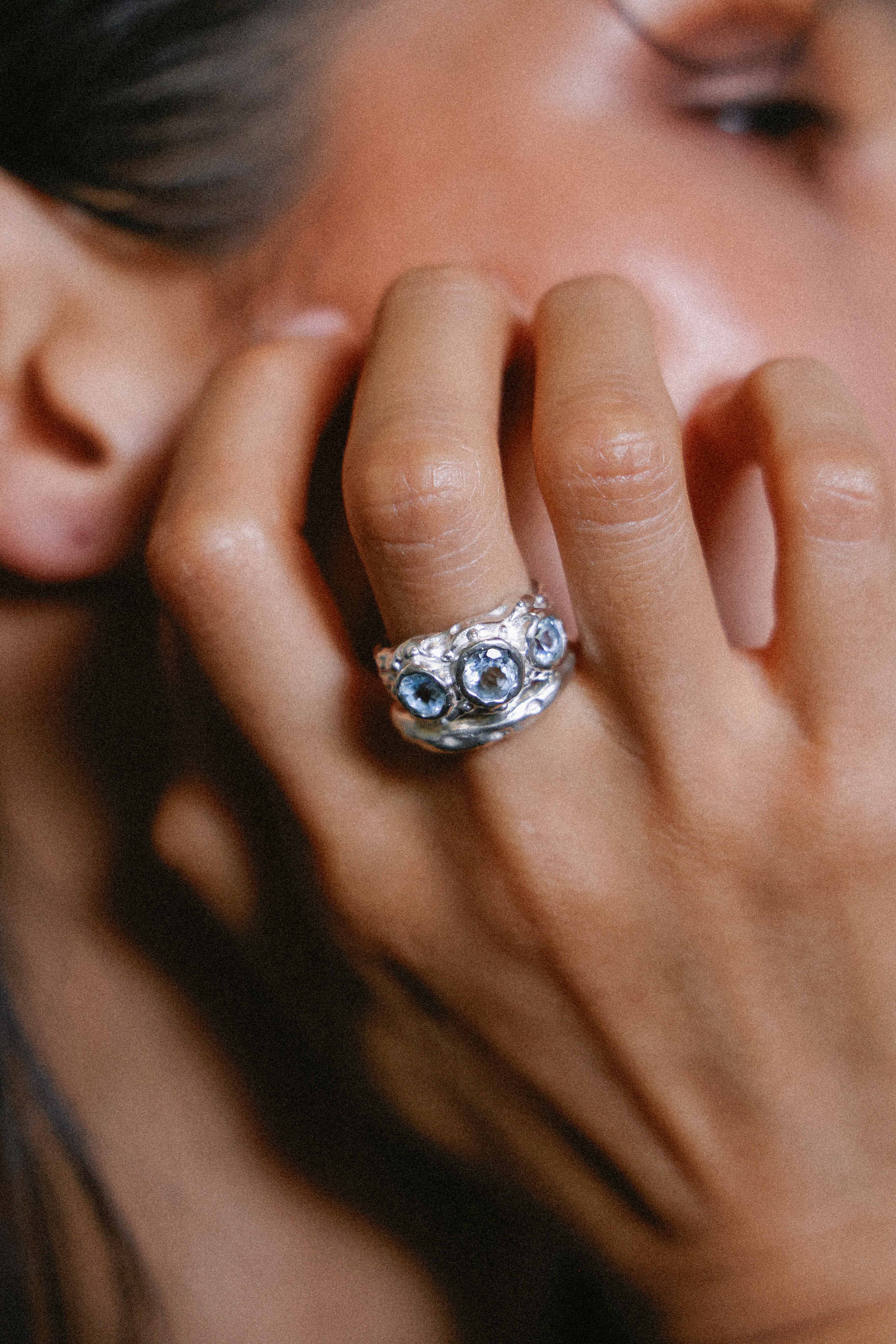 ANILLO SOLENE DE PLATA Y TOPACIOS CELESTES