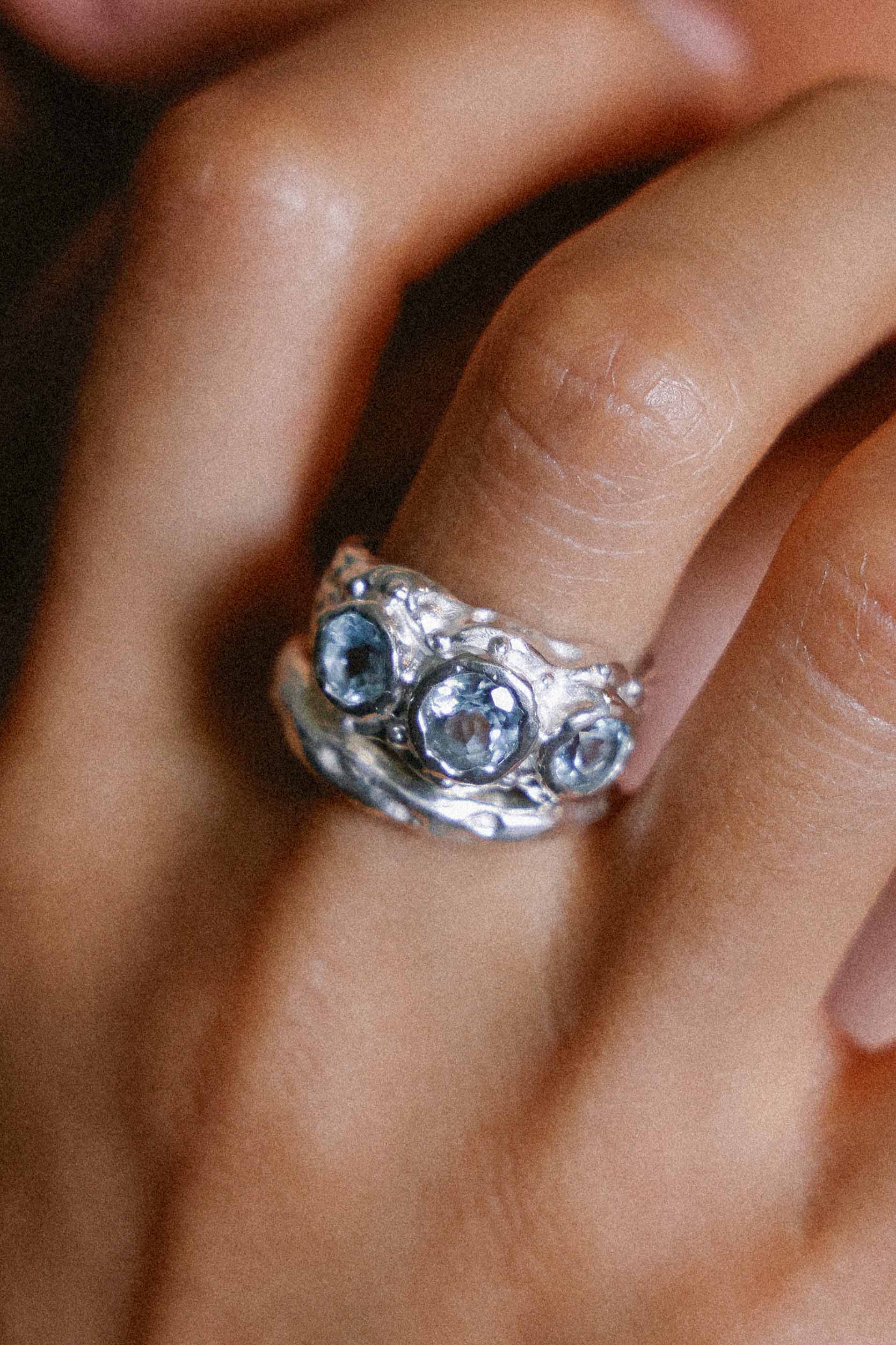 ANILLO SOLENE DE PLATA Y TOPACIOS CELESTES