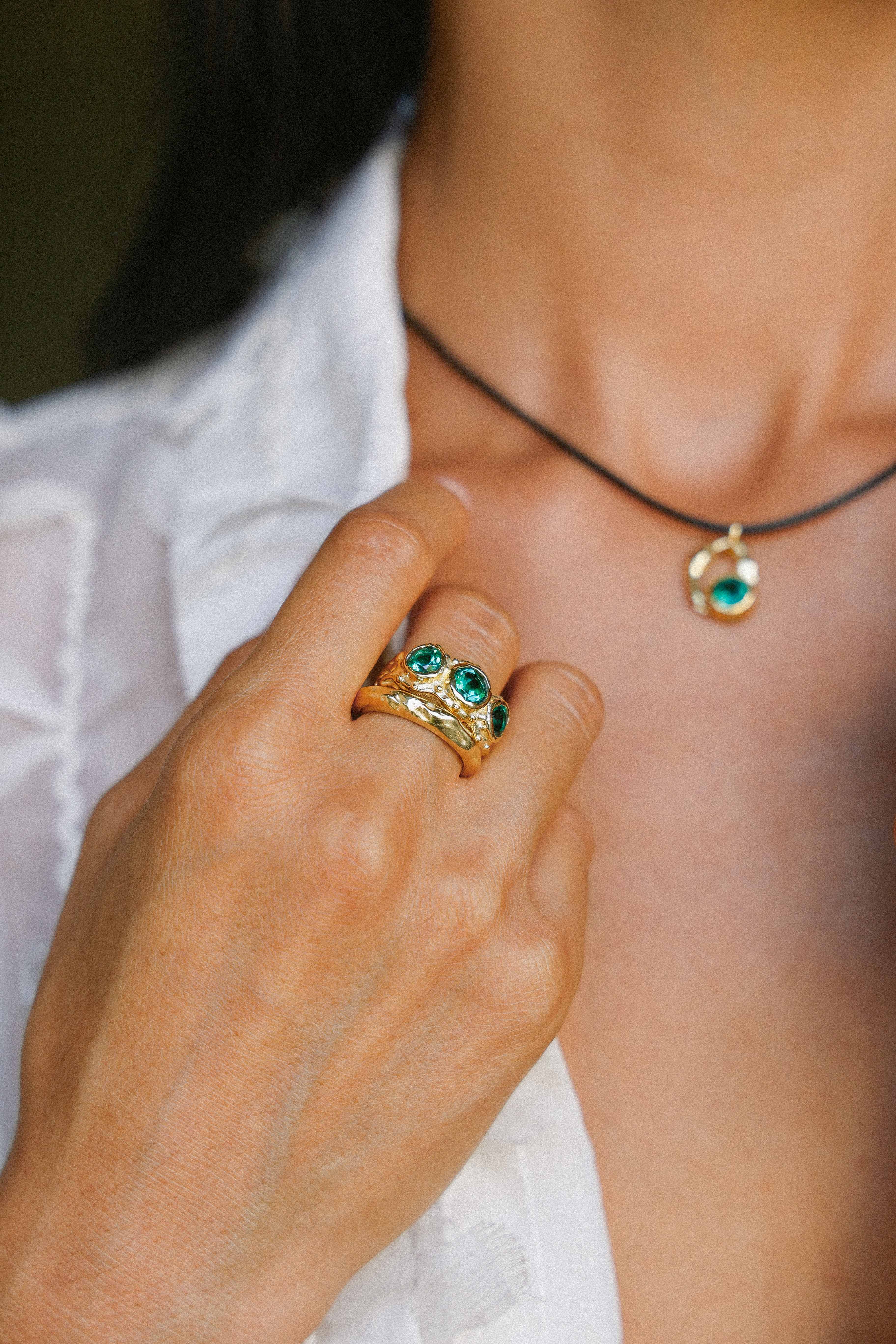 ANILLO SOLENE ORO Y CUARZOS VERDES