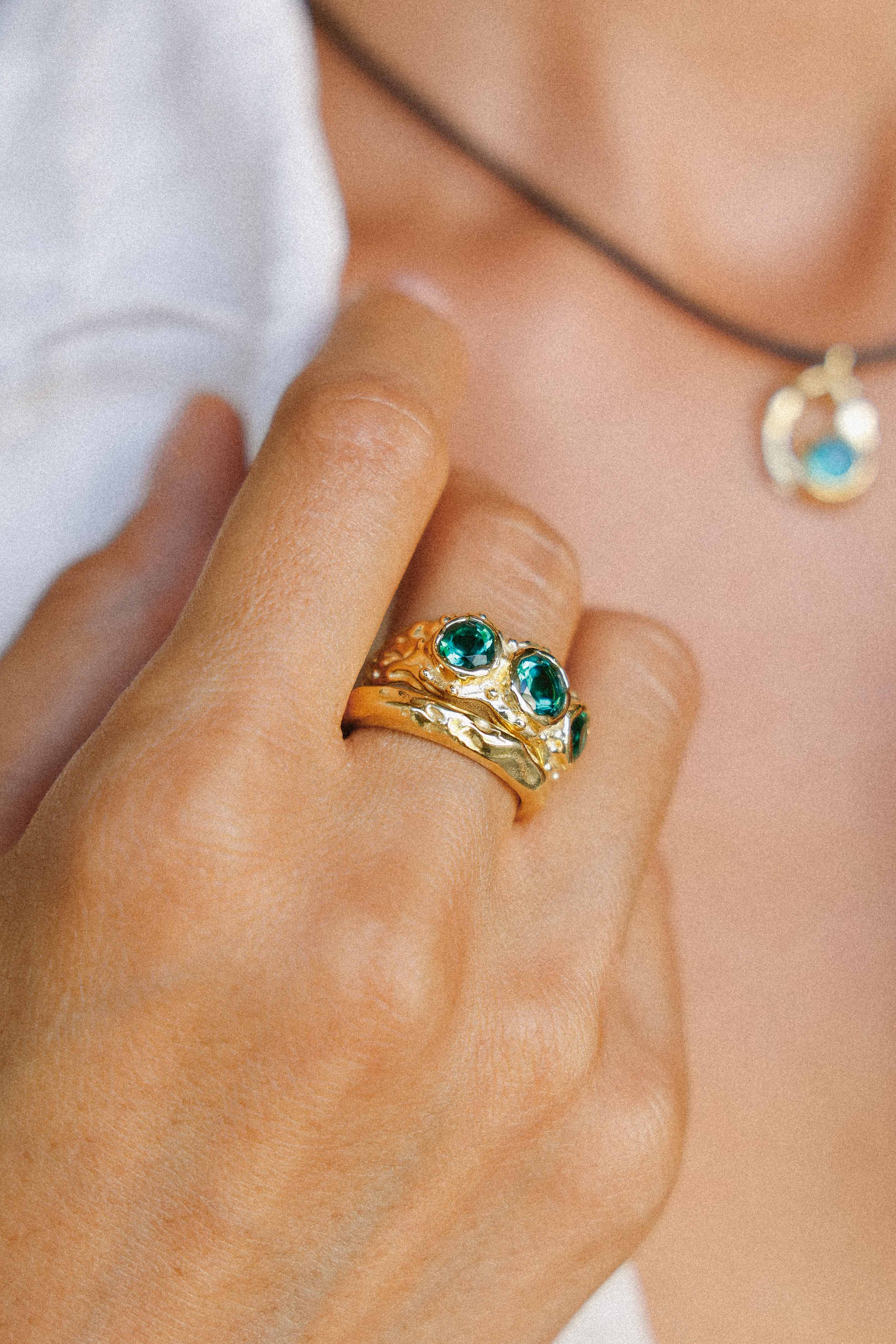 ANILLO SOLENE ORO Y CUARZOS VERDES