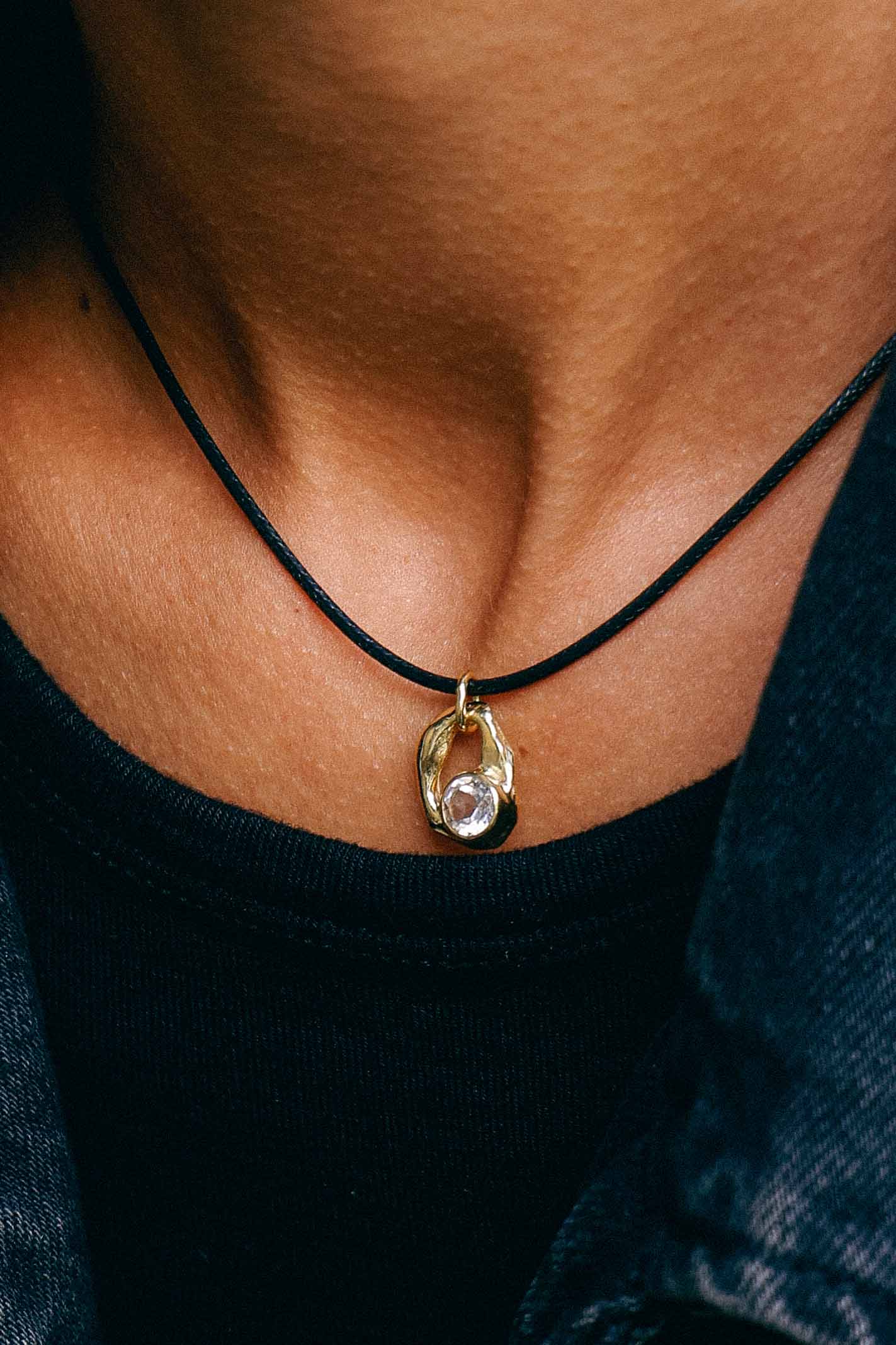 COLLAR SELES ORO Y TOPACIO BLANCO