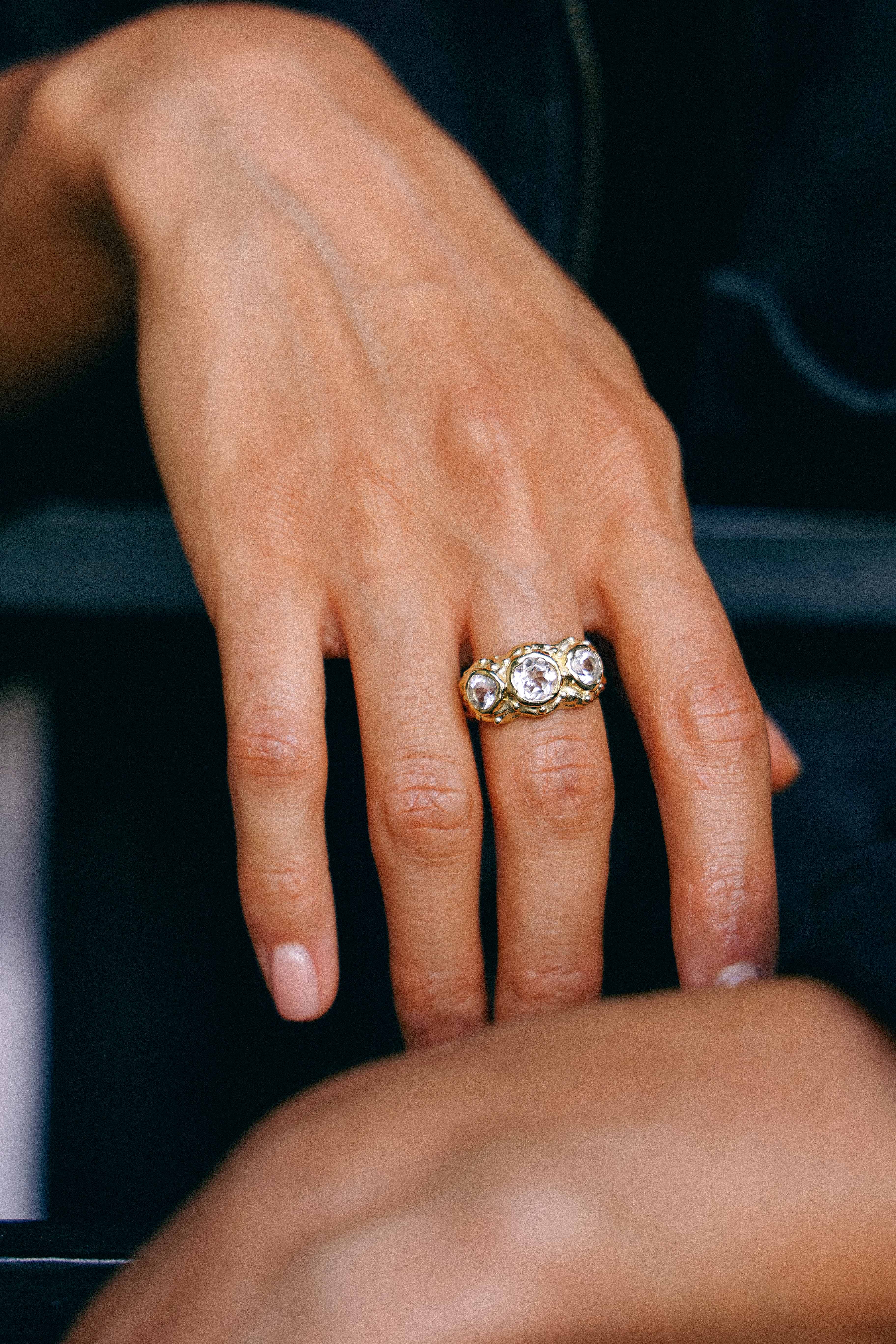 ANILLO SOLENE ORO Y TOPACIOS BLANCOS
