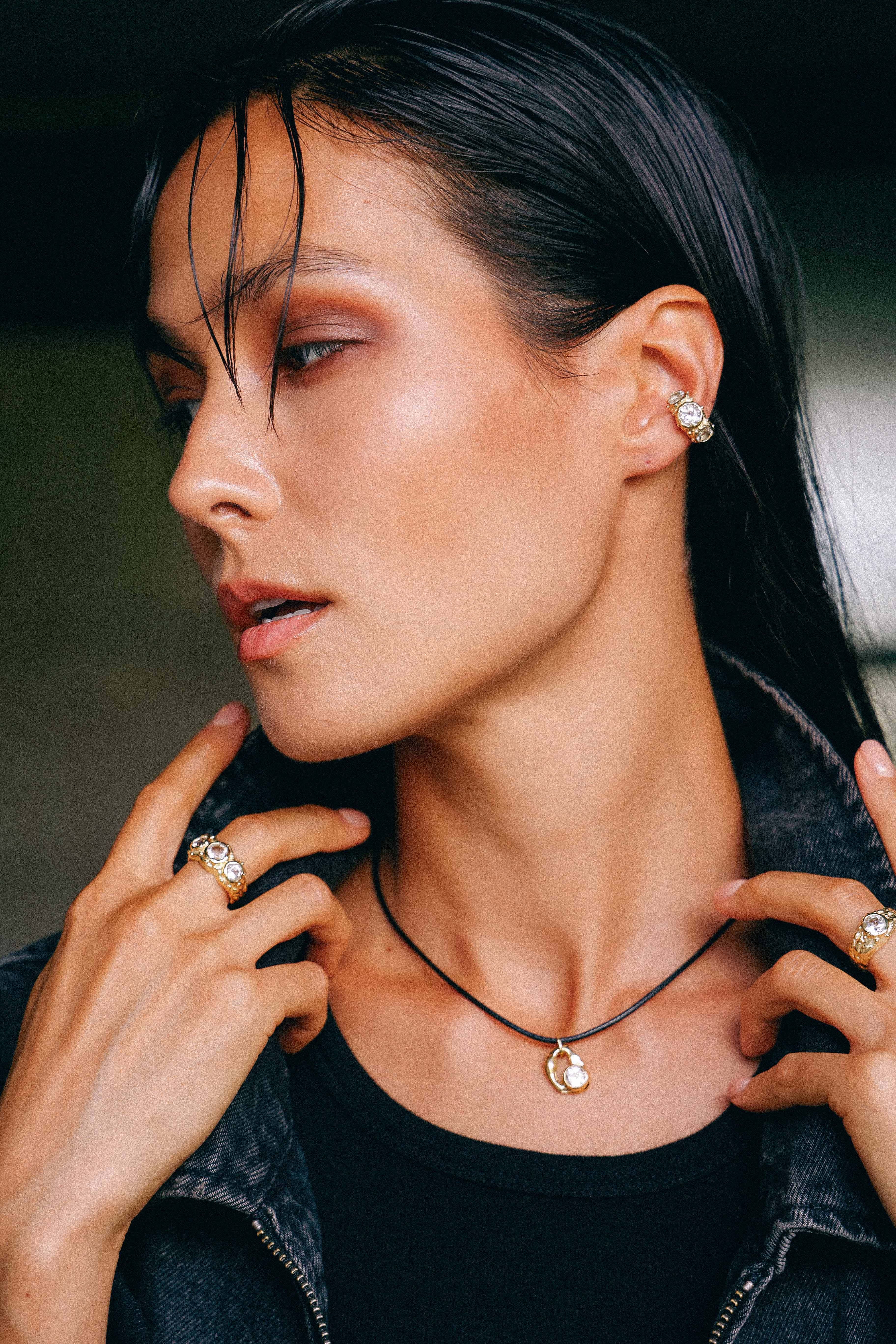 ARO EARCUFF SOLENE ORO Y TOPACIO BLANCO