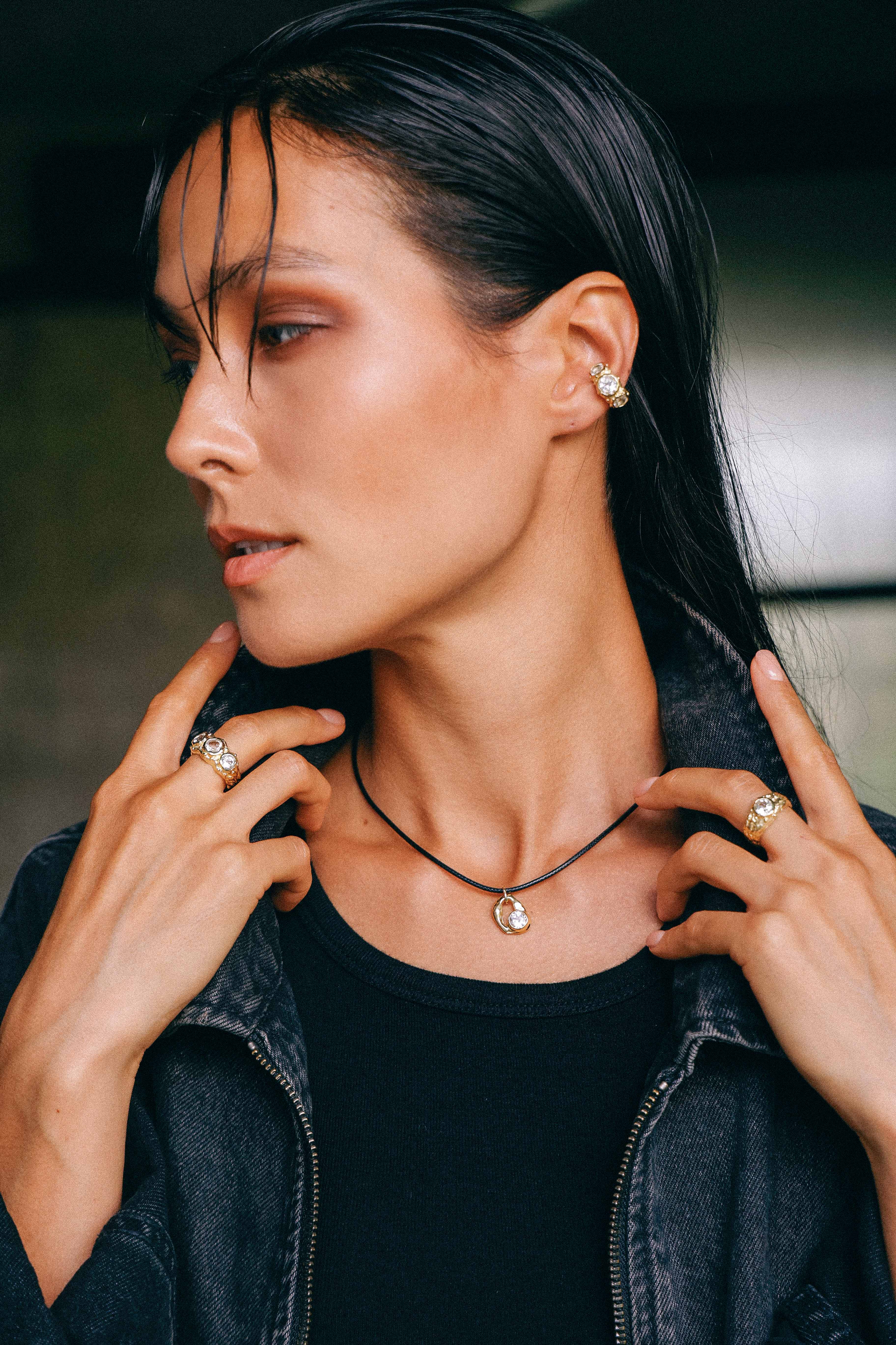 ARO EARCUFF SOLENE ORO Y TOPACIO BLANCO