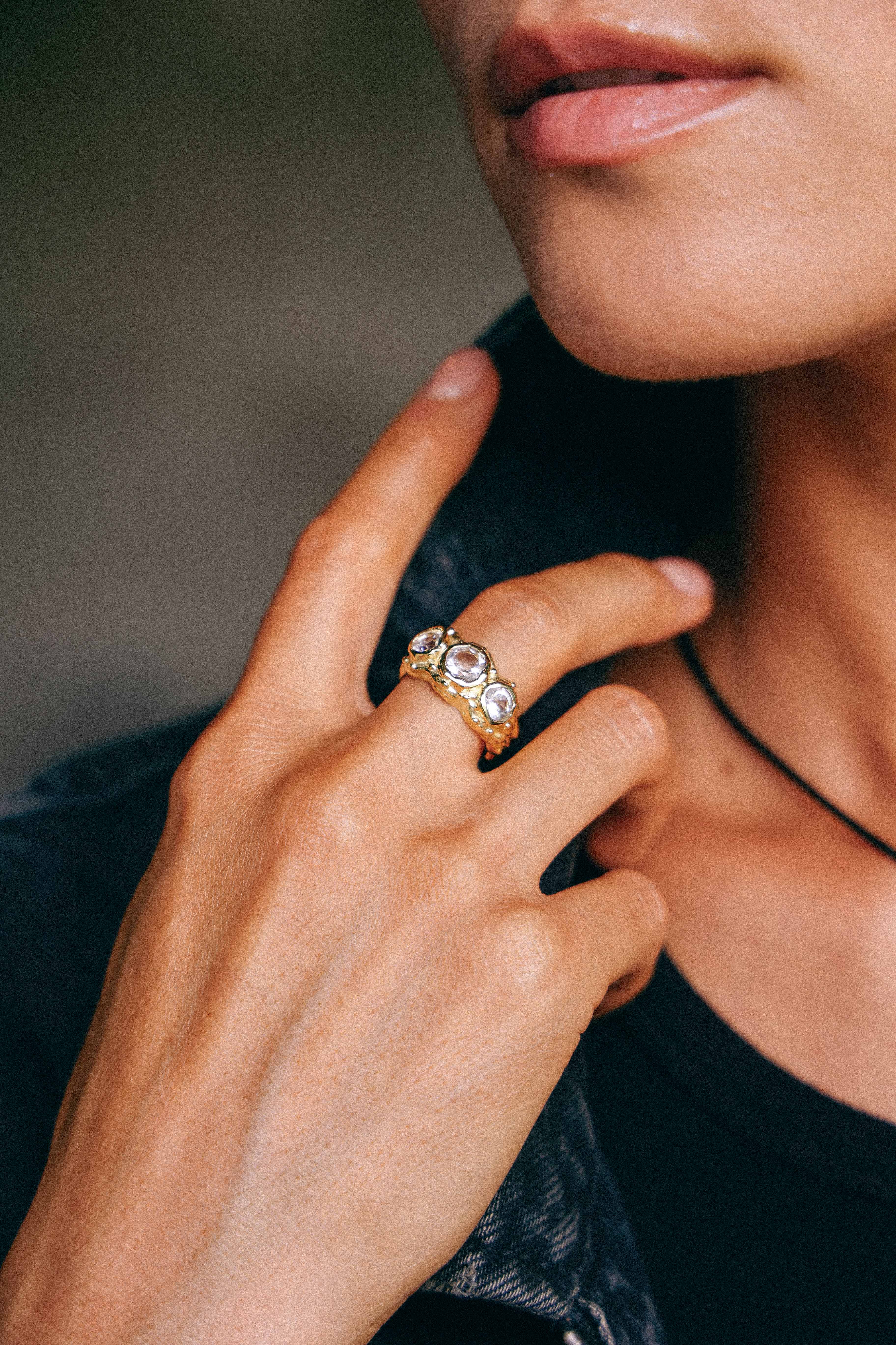 ANILLO SOLENE ORO Y TOPACIOS BLANCOS