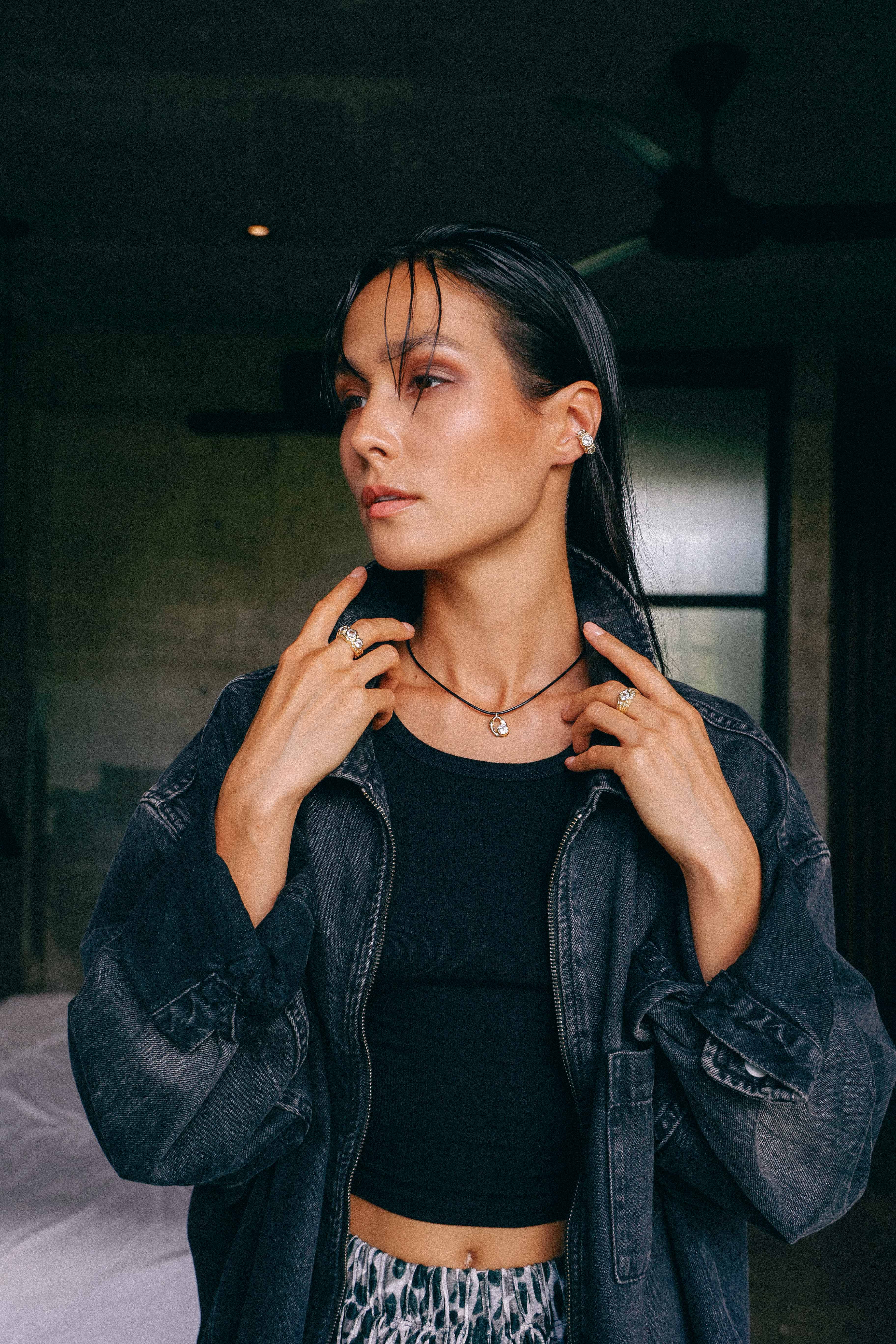 ARO EARCUFF SOLENE ORO Y TOPACIO BLANCO