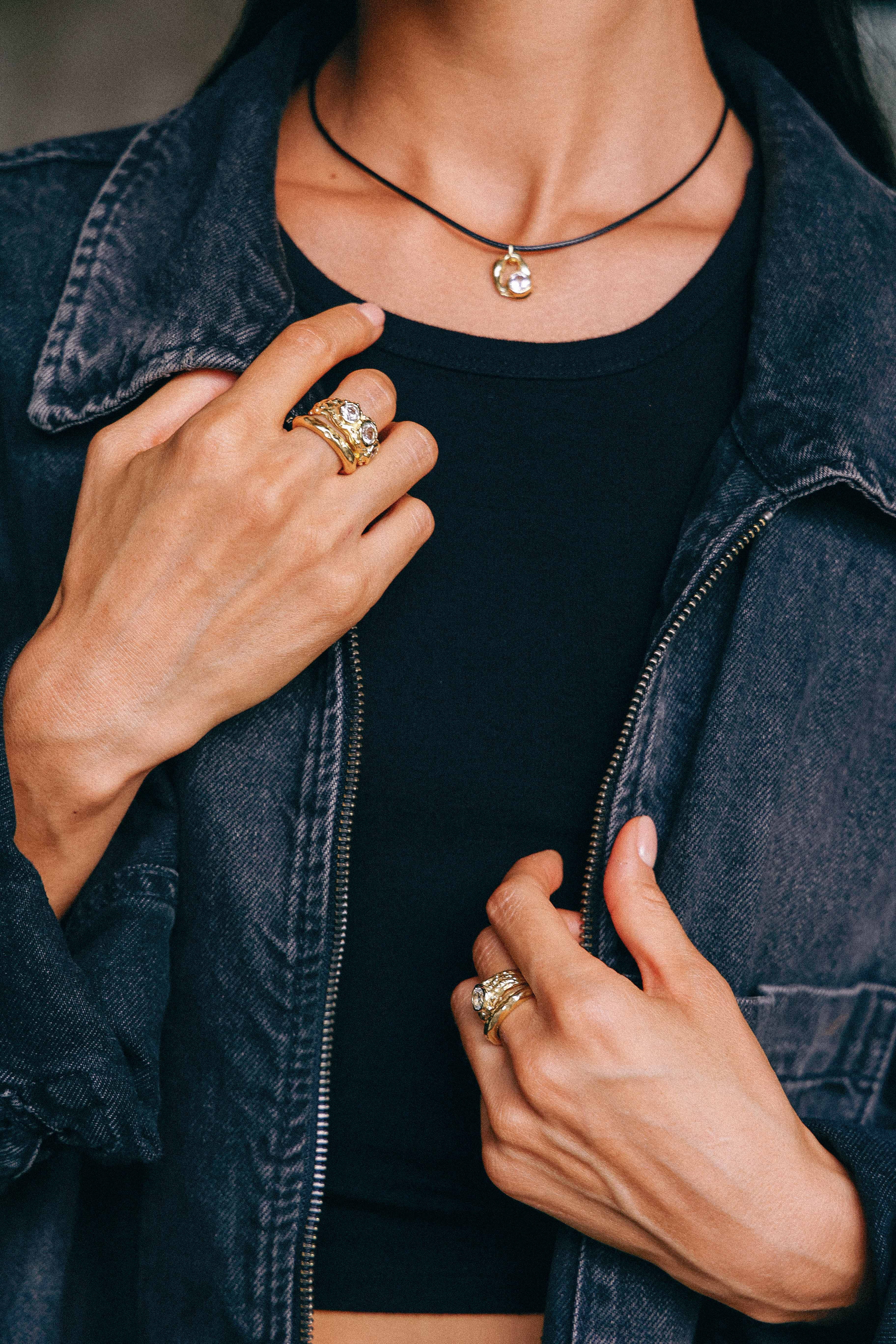 COLLAR SELES ORO Y TOPACIO BLANCO