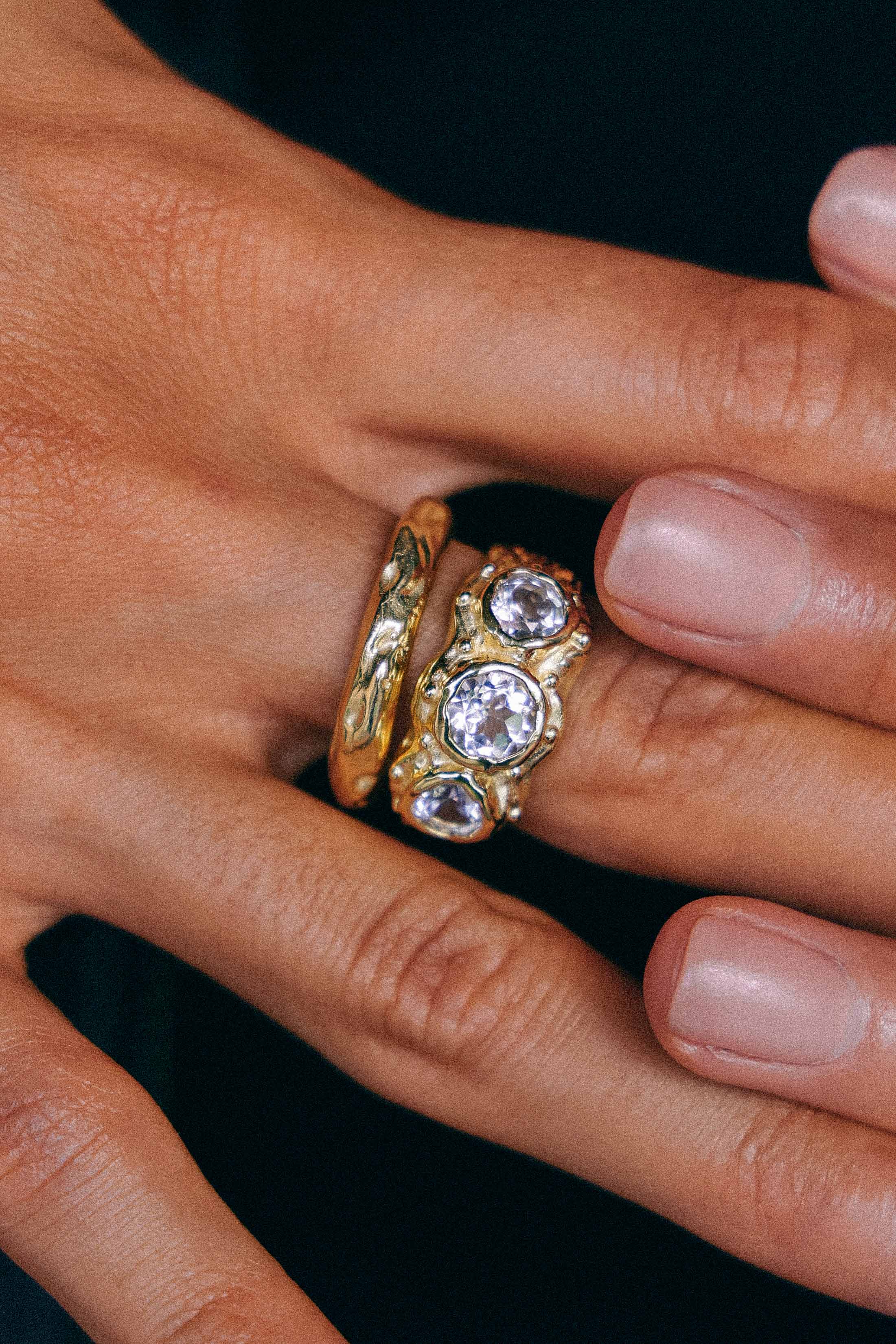 ANILLO SOLENE ORO Y TOPACIOS BLANCOS