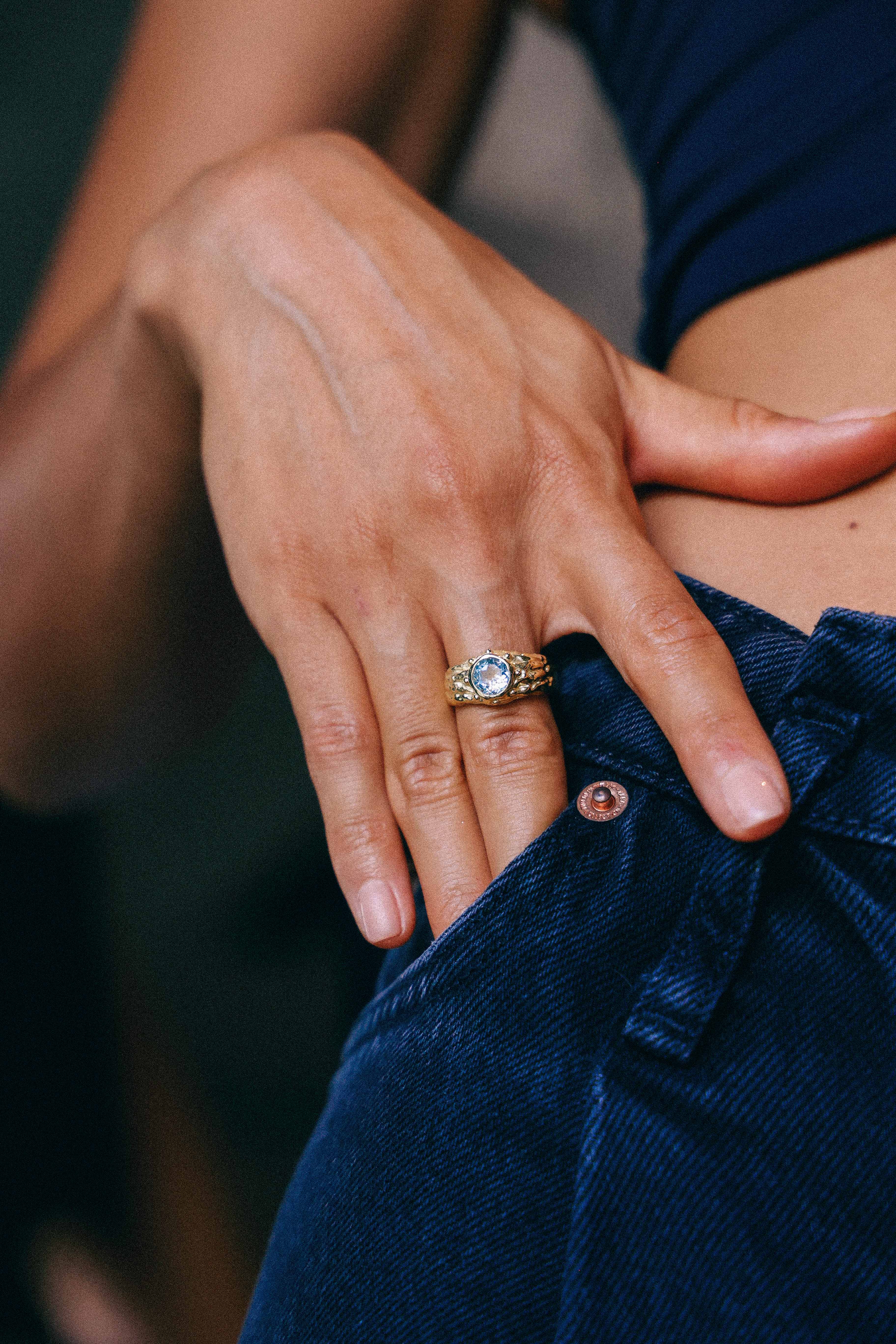 ANILLO SELES ORO Y TOPACIO CELESTE