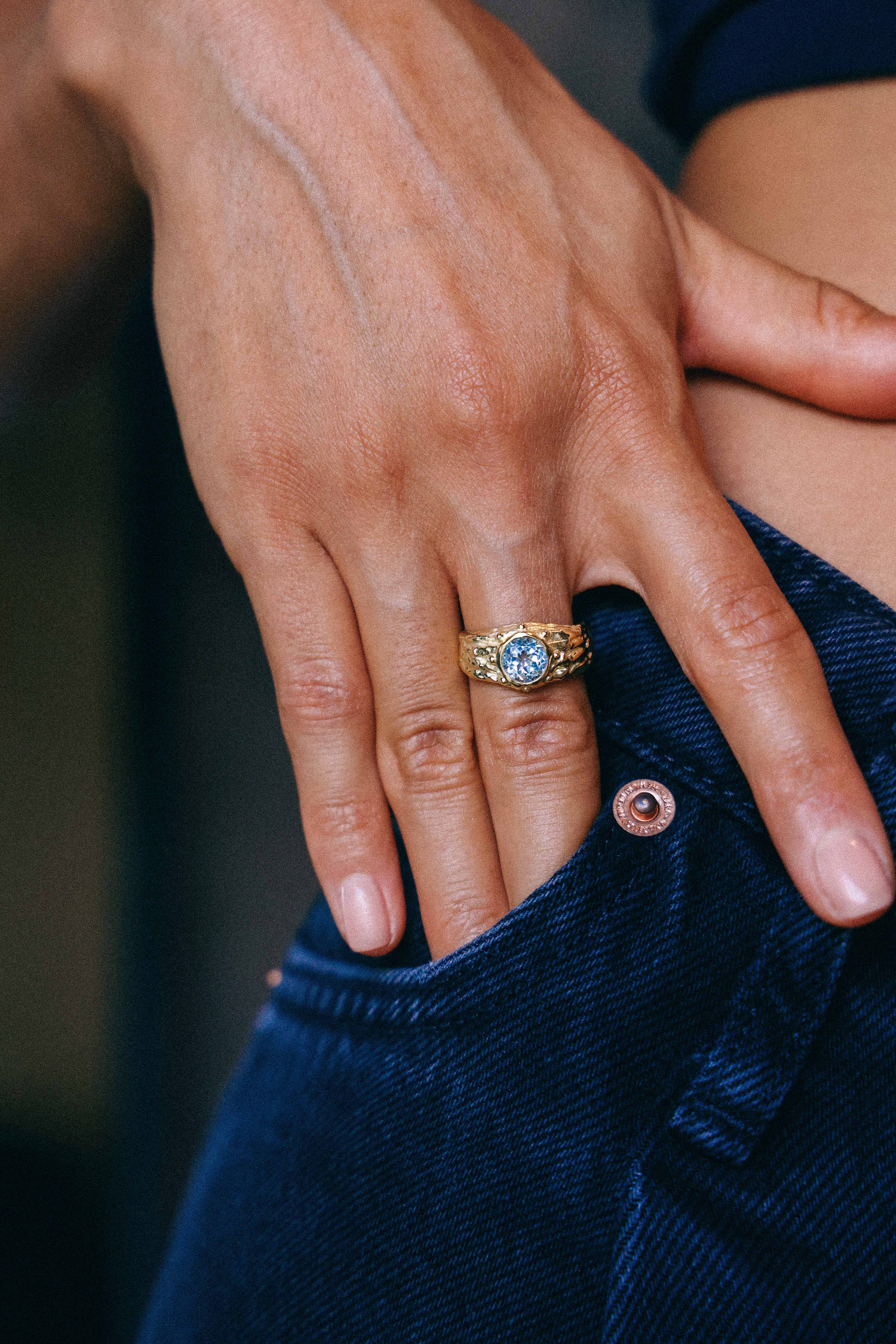 ANILLO SELES ORO Y TOPACIO CELESTE
