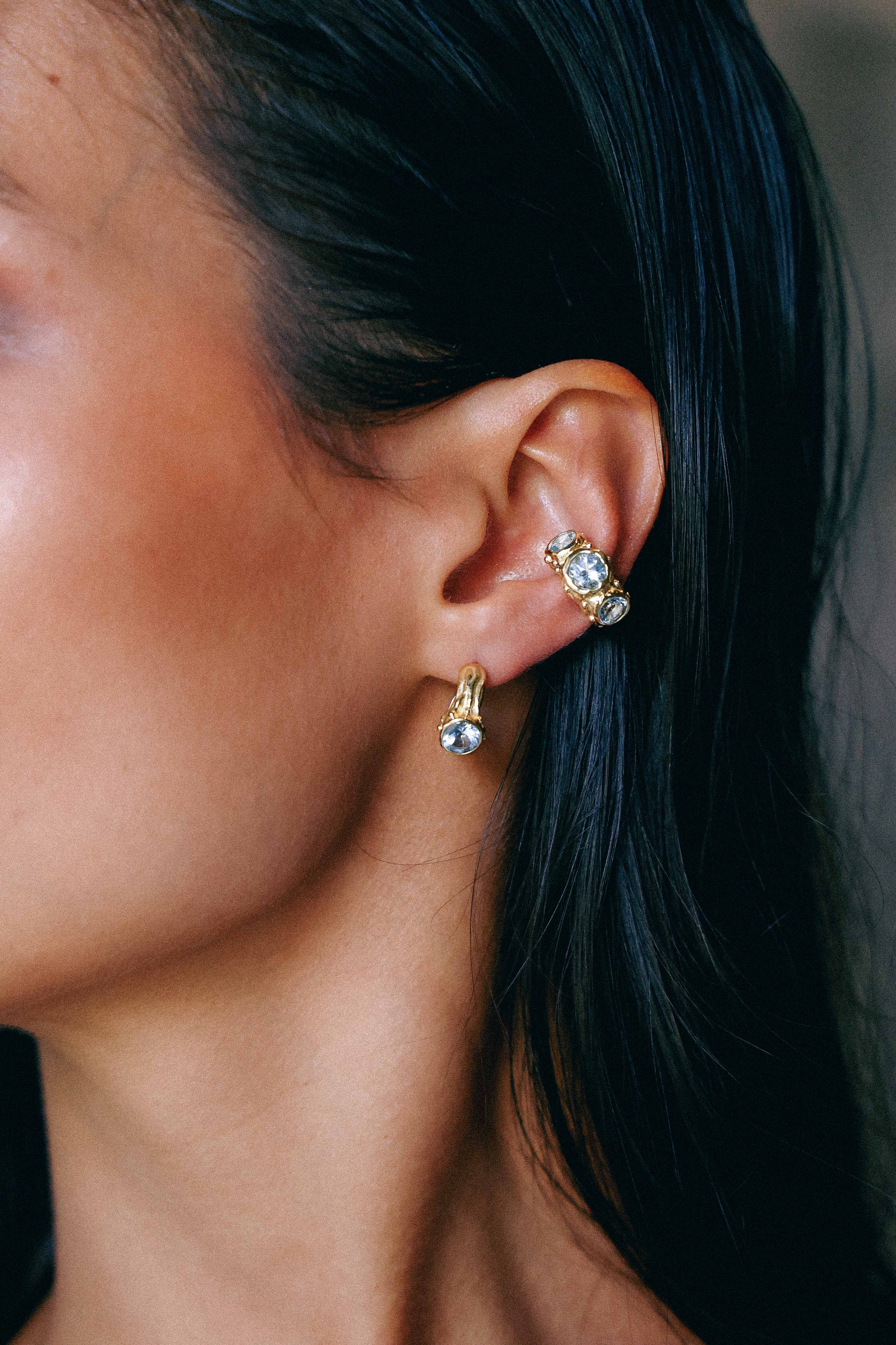 ARO EARCUFF SOLENE ORO Y TOPACIO CELESTE