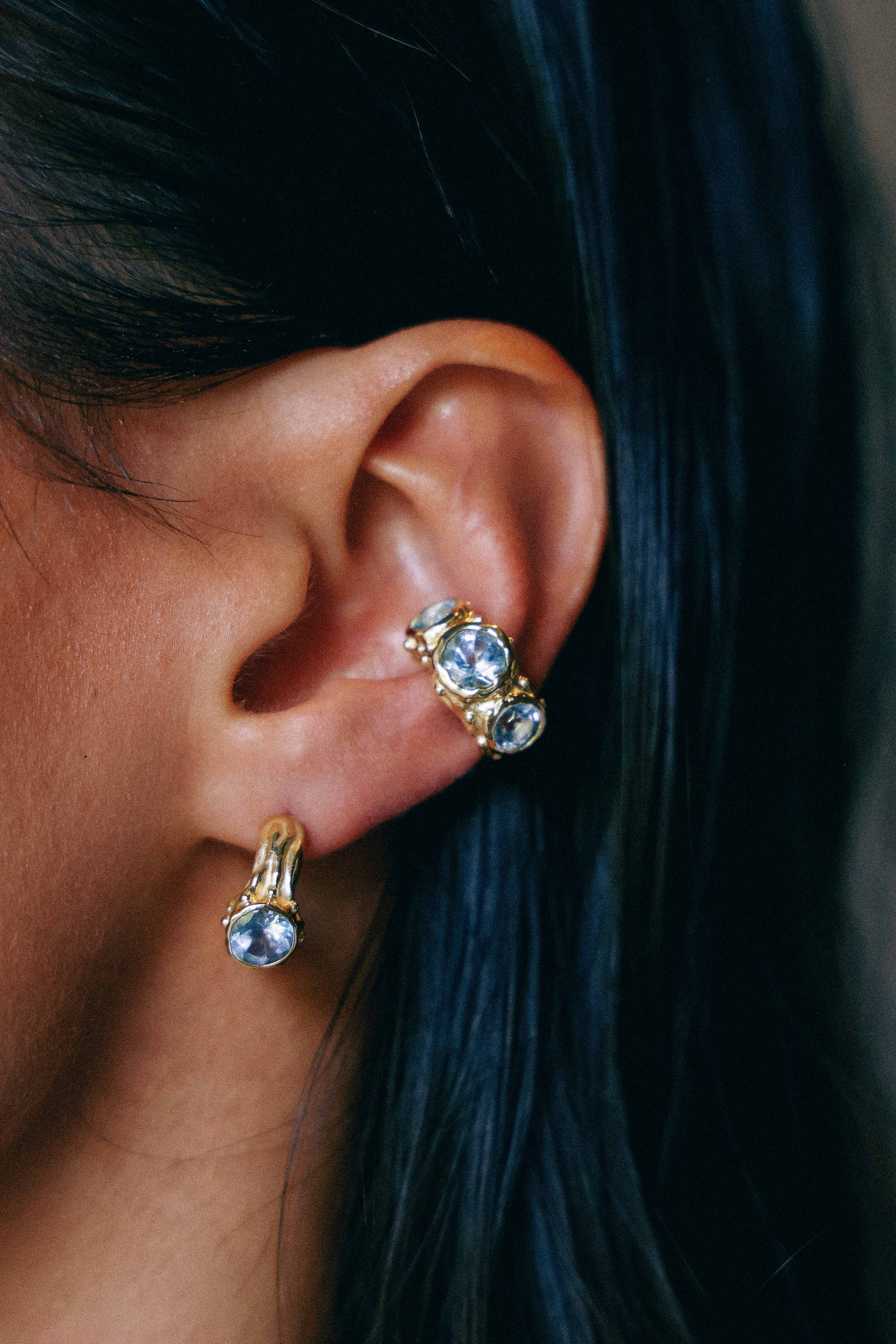 ARO EARCUFF SOLENE ORO Y TOPACIO CELESTE