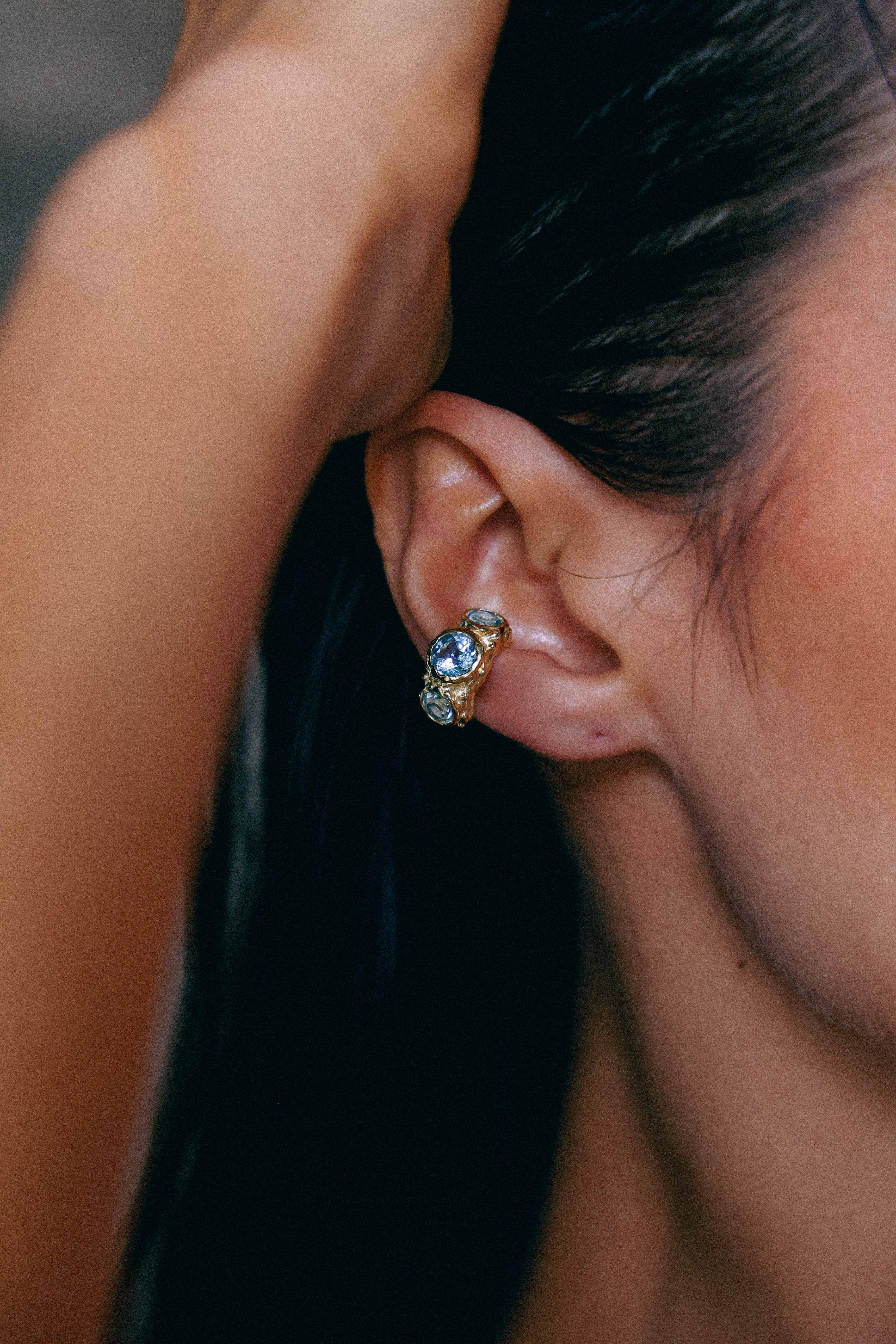 ARO EARCUFF SOLENE ORO Y TOPACIO CELESTE