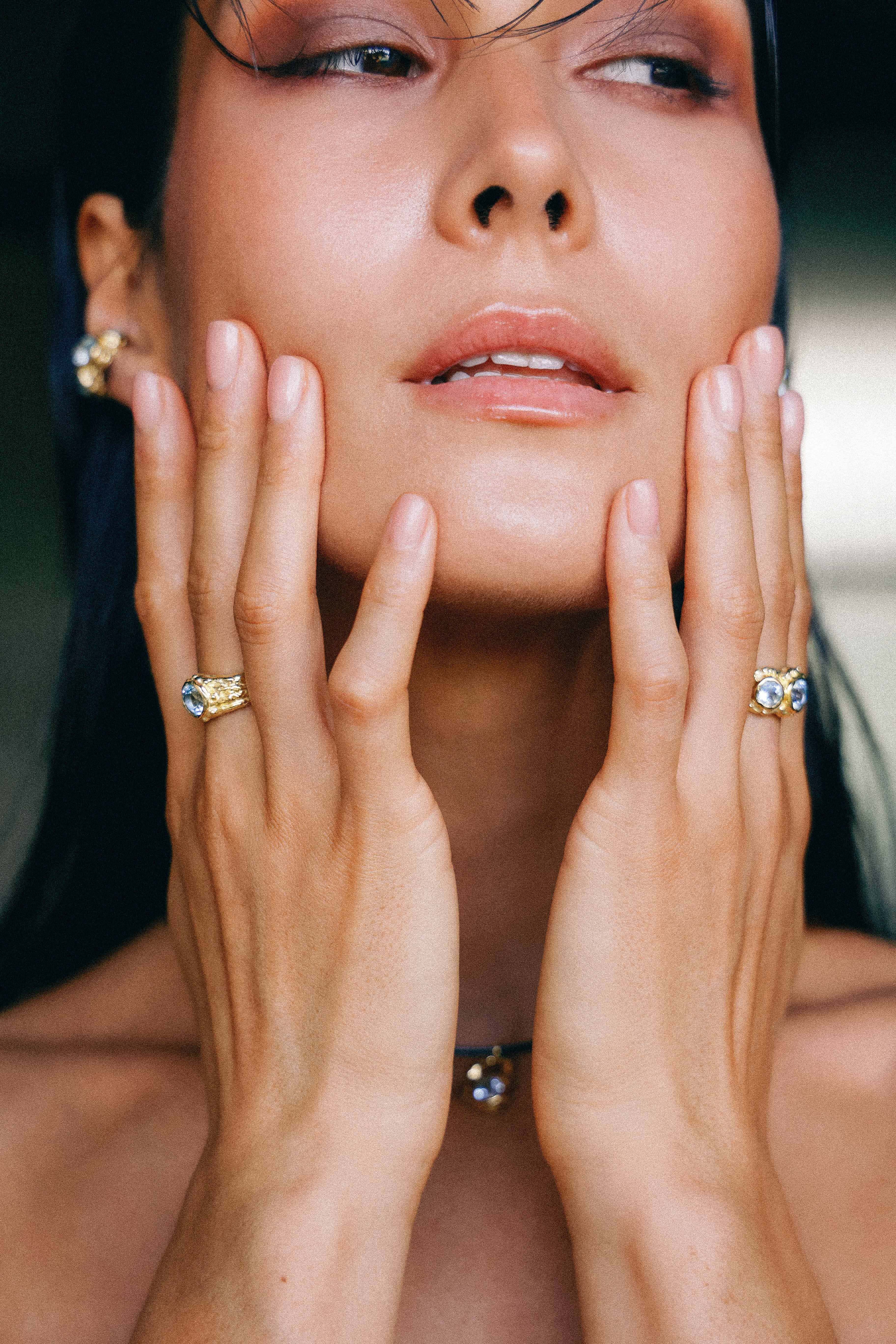 ANILLO SOLENE ORO Y TOPACIOS CELESTES