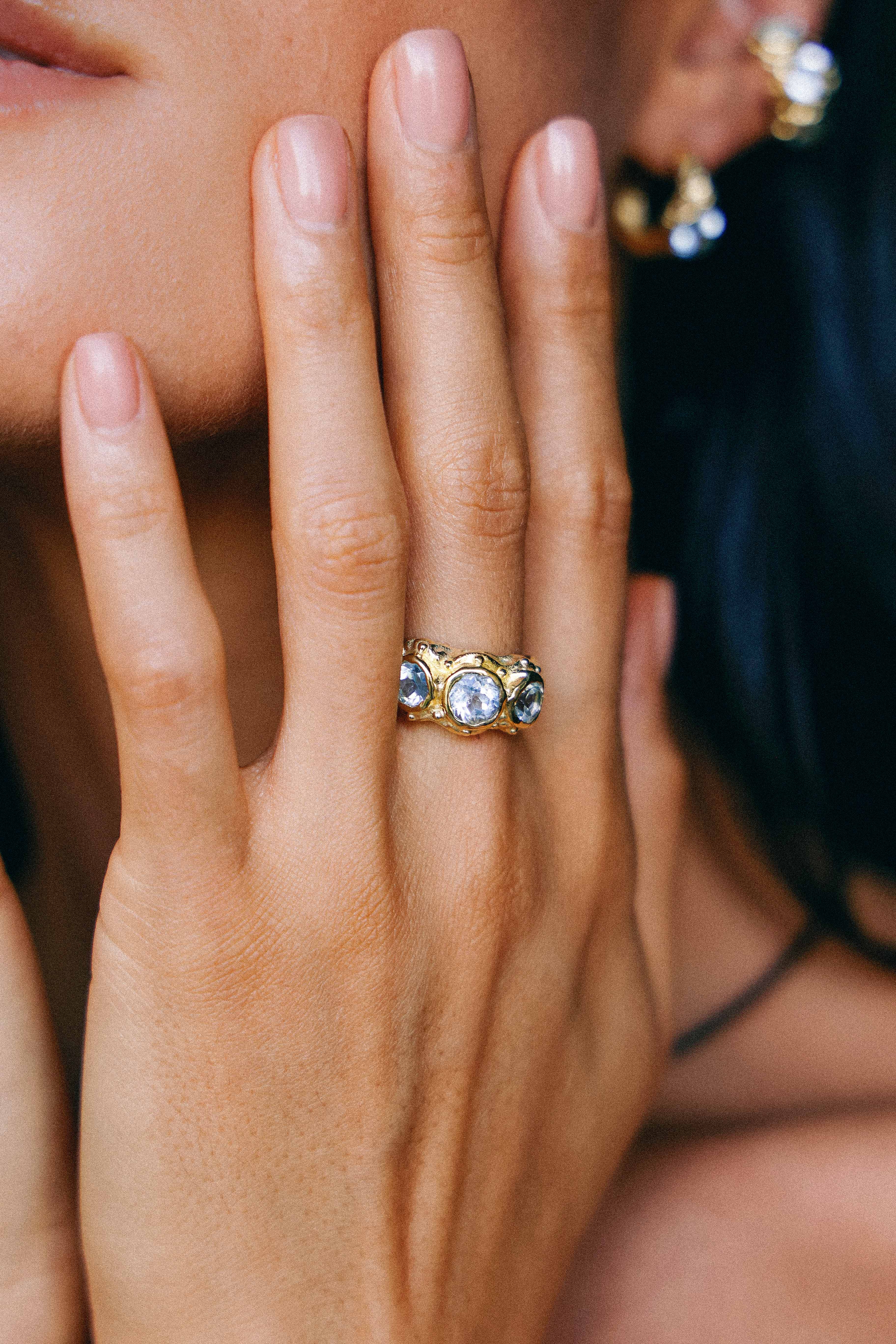 ANILLO SOLENE ORO Y TOPACIOS CELESTES