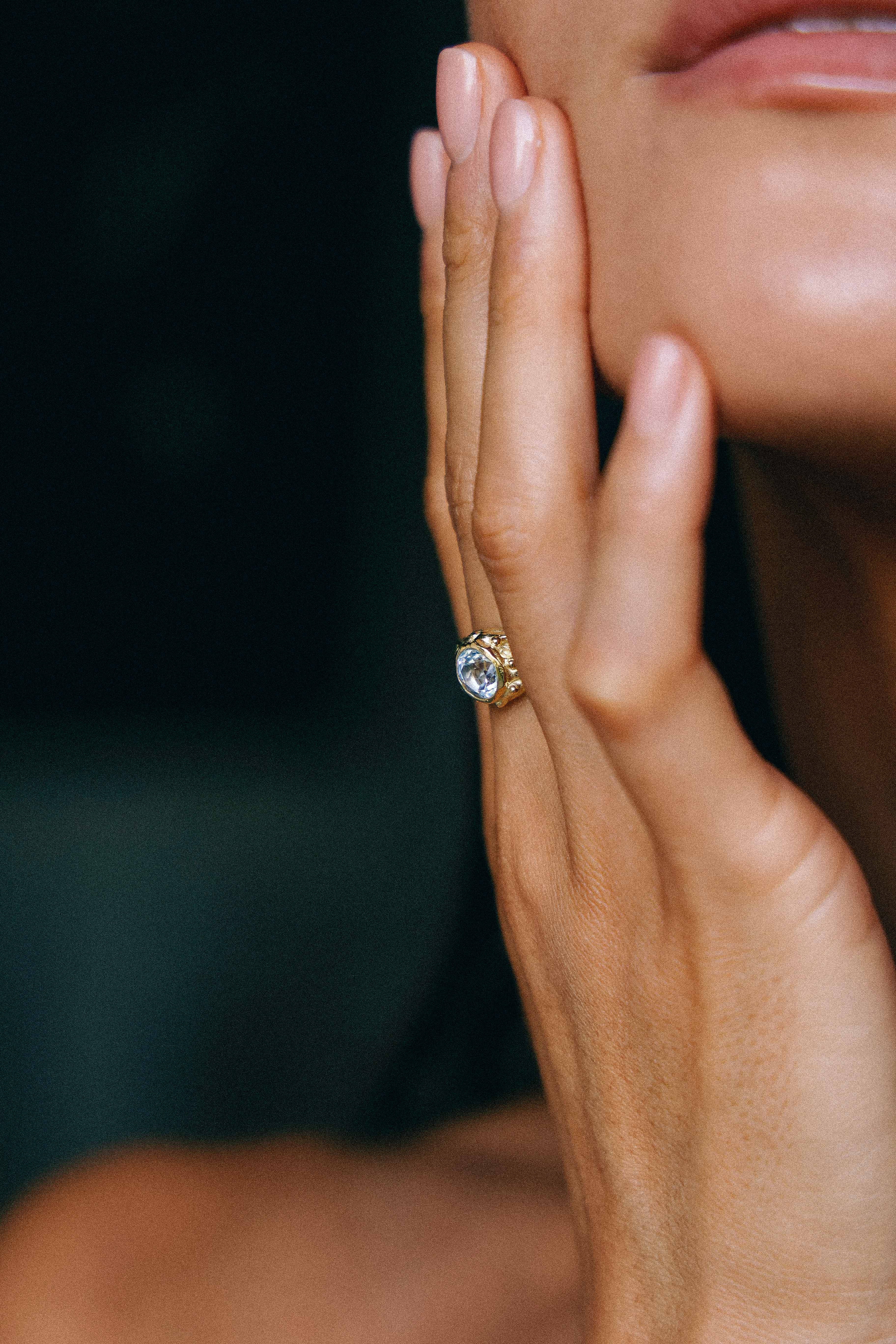 ANILLO SELES ORO Y TOPACIO CELESTE