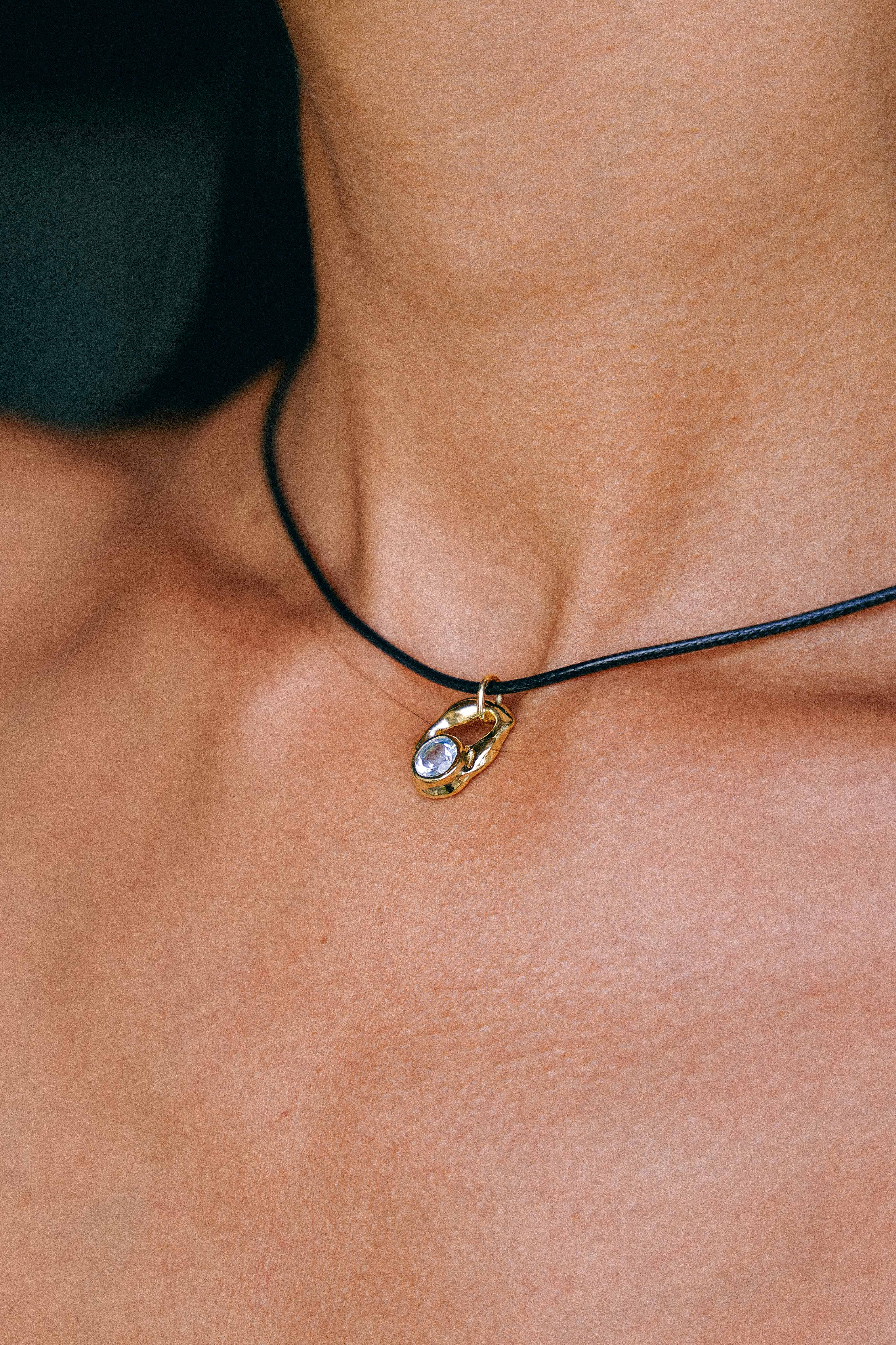 COLLAR SELES ORO Y TOPACIO CELESTE