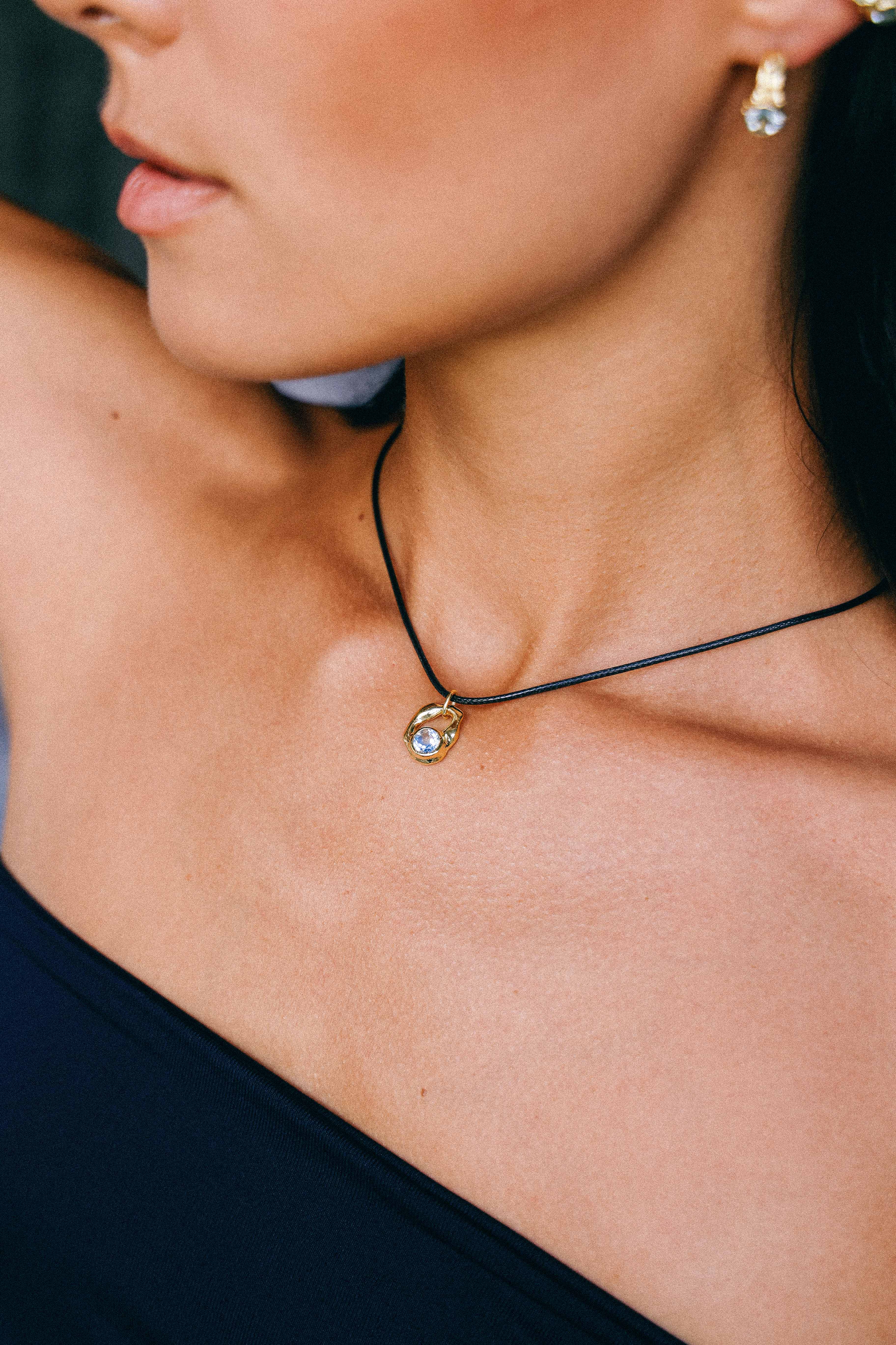 COLLAR SELES ORO Y TOPACIO CELESTE