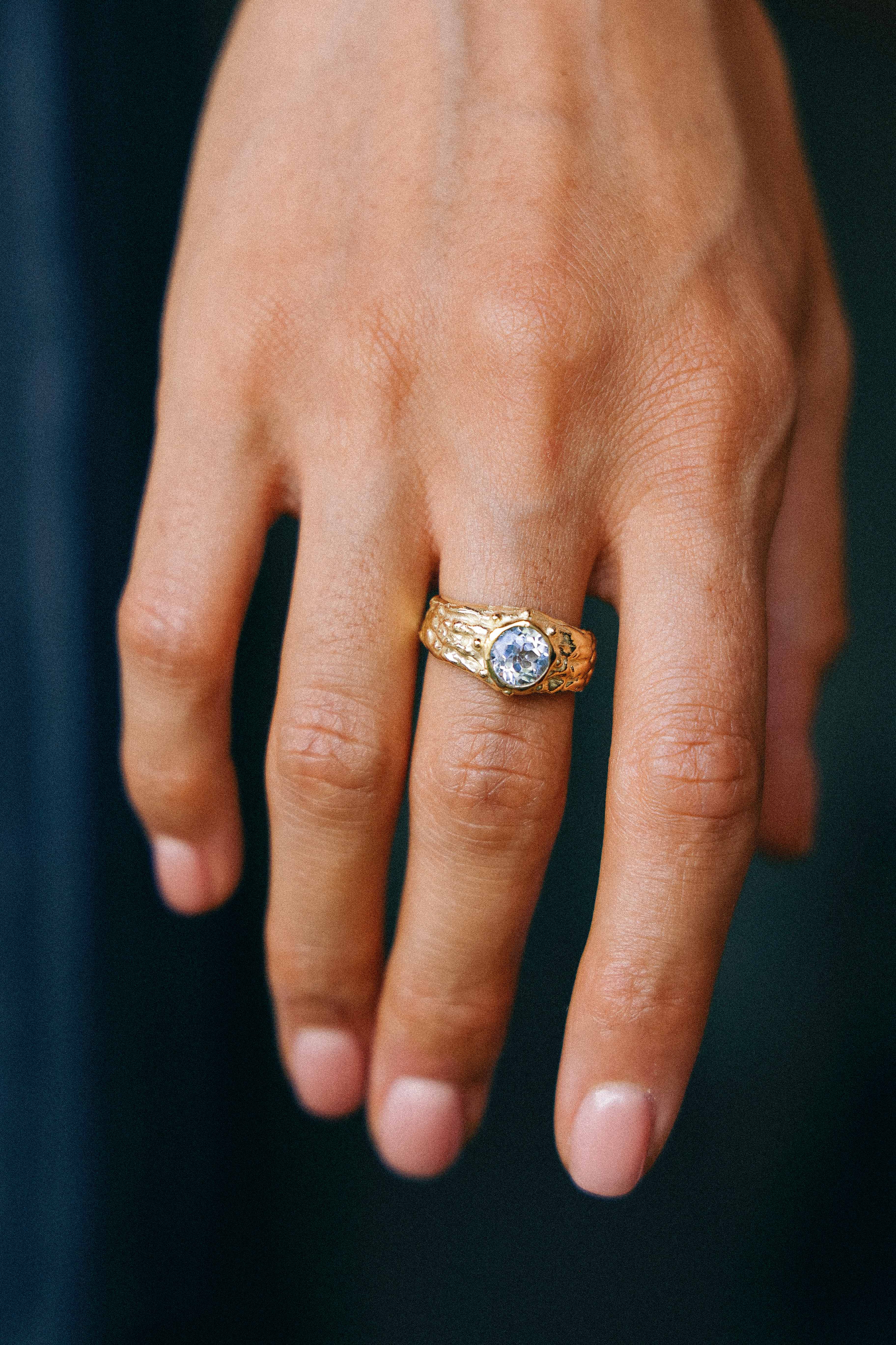 ANILLO SELES ORO Y TOPACIO CELESTE