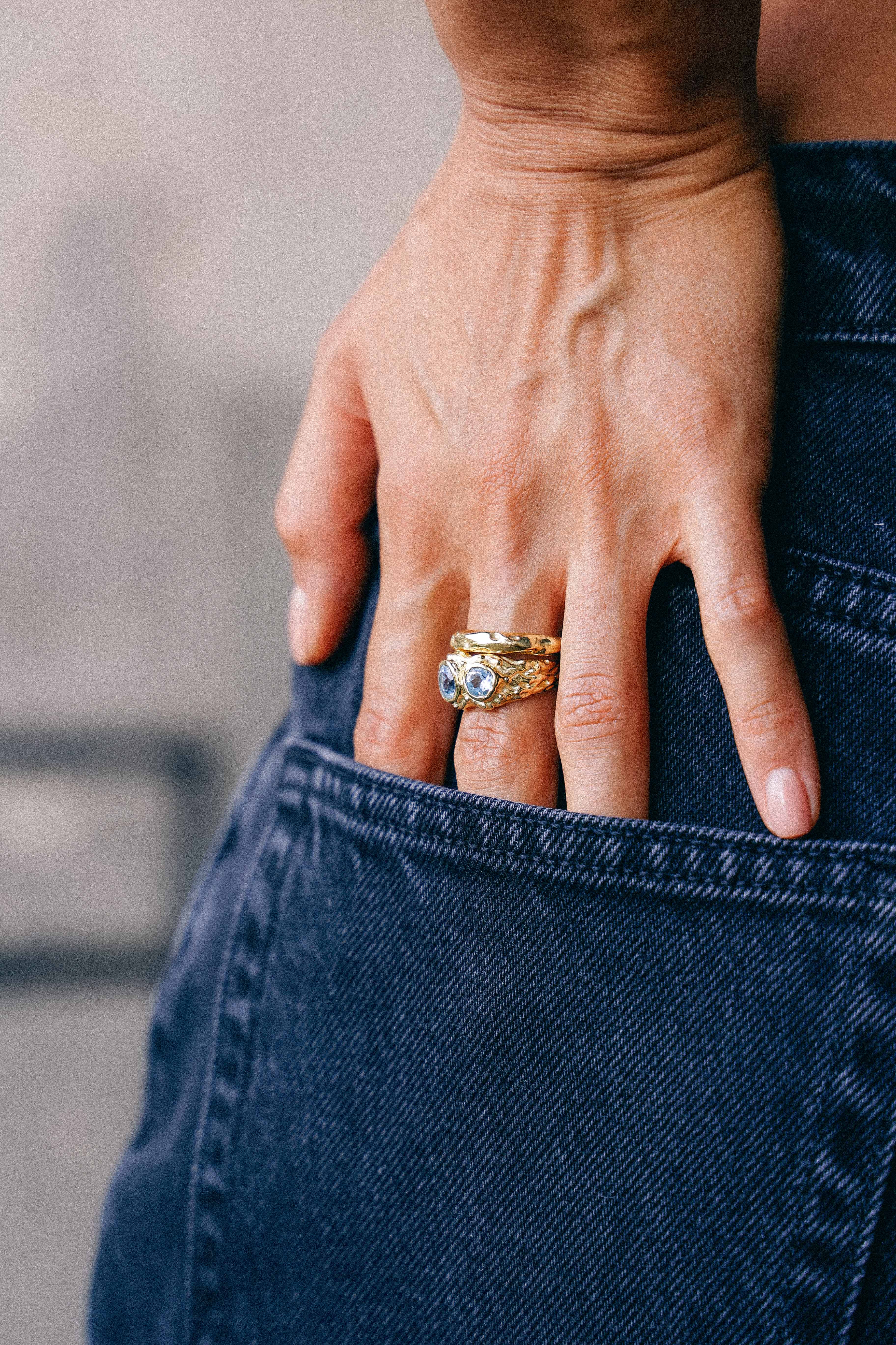 ANILLO SOLENE ORO Y TOPACIOS CELESTES