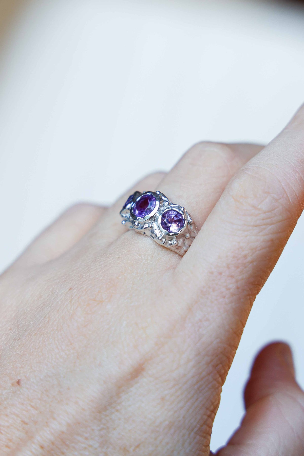 ANILLO SOLENE DE PLATA Y AMATISTAS