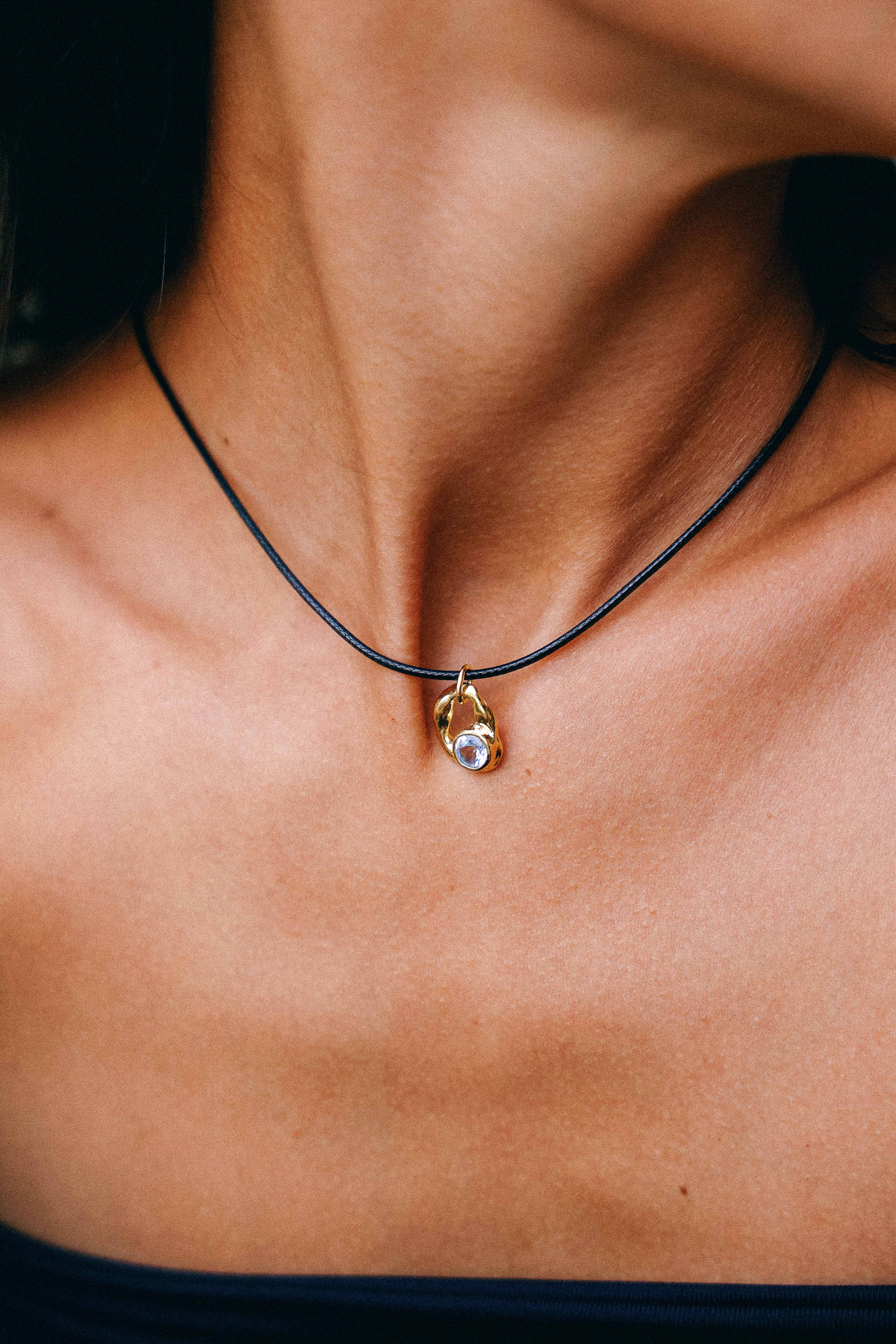 COLLAR SELES ORO Y TOPACIO CELESTE