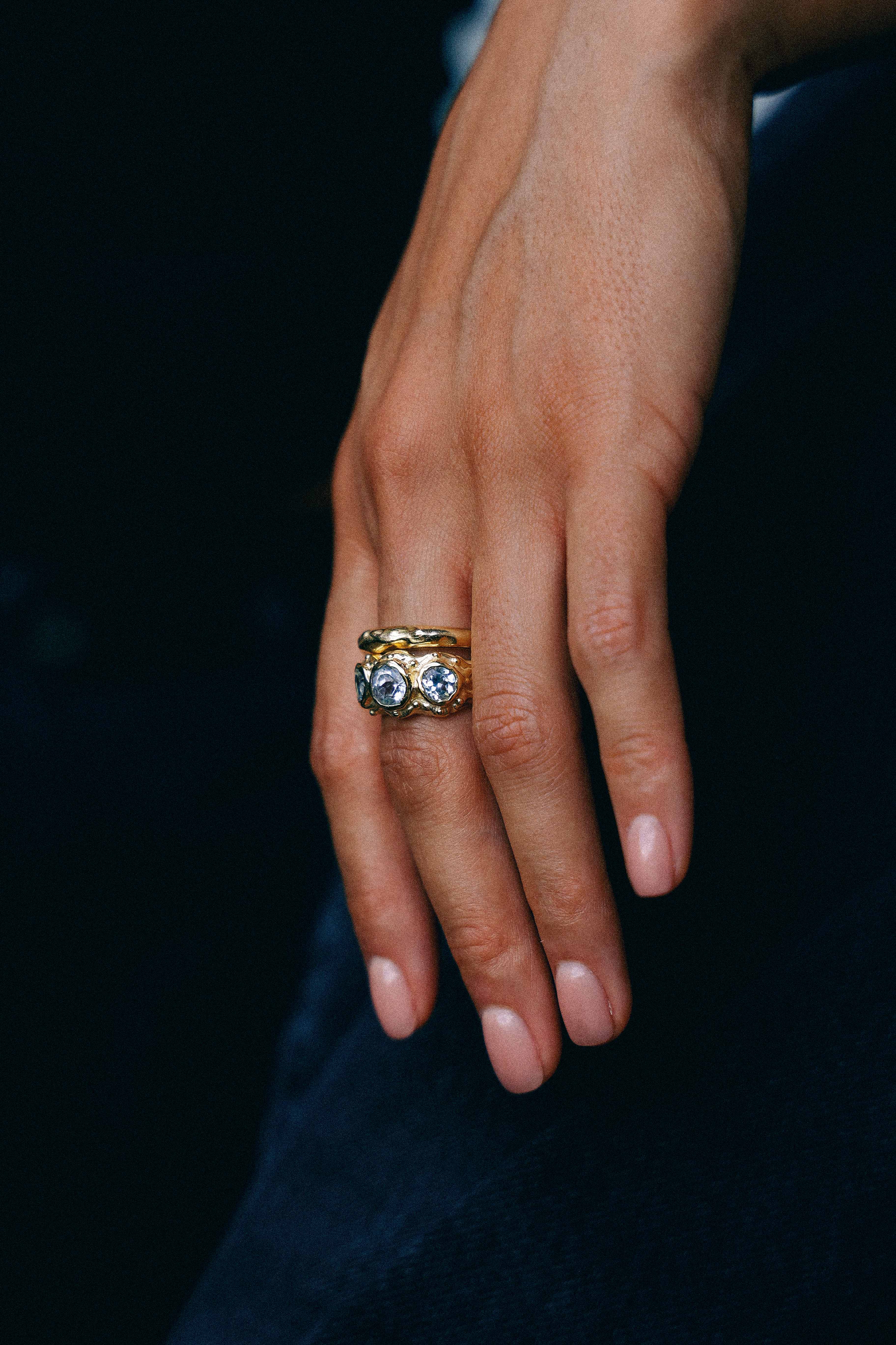 ANILLO SOLENE ORO Y TOPACIOS CELESTES