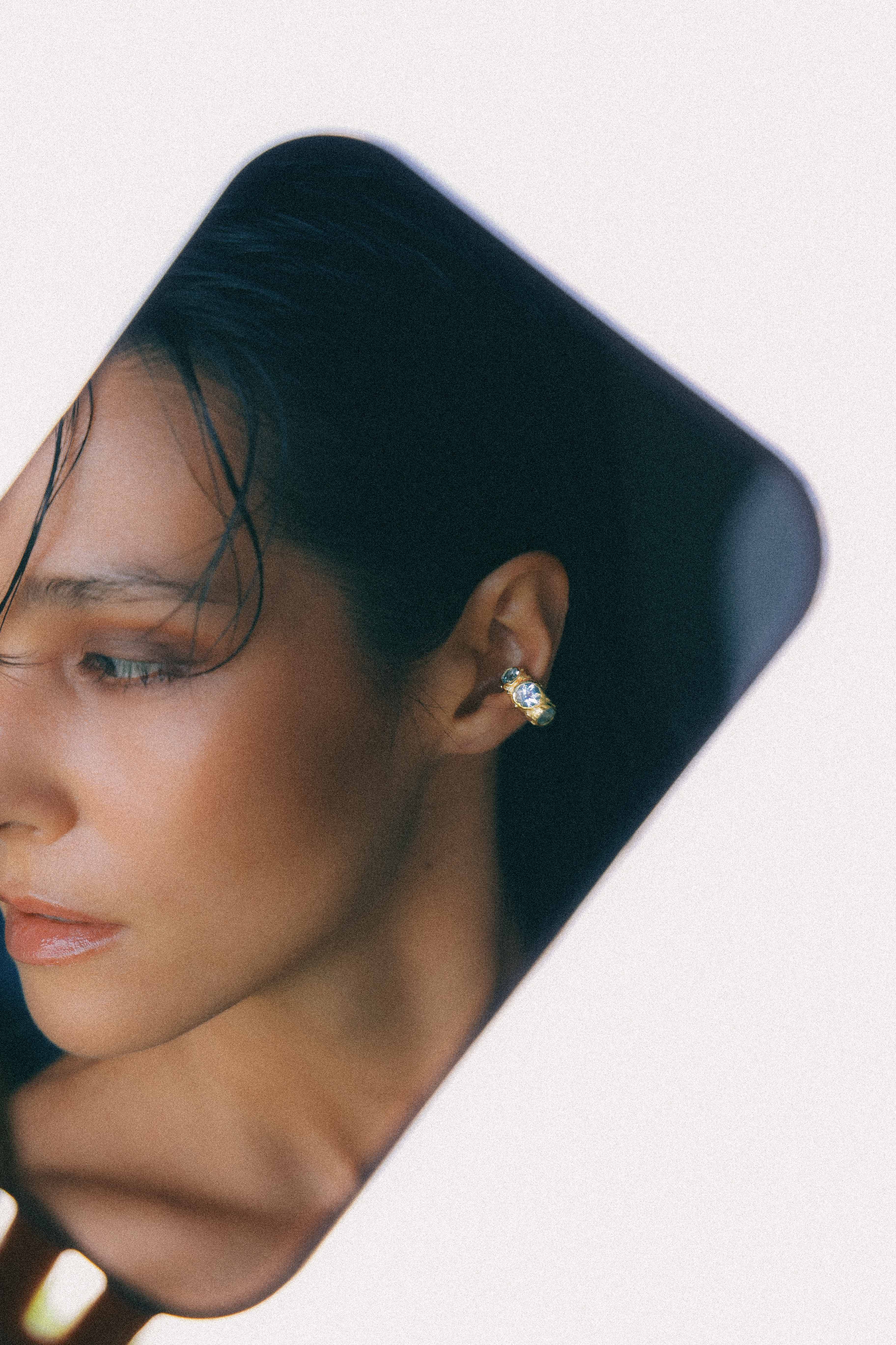 ARO EARCUFF SOLENE ORO Y TOPACIO CELESTE