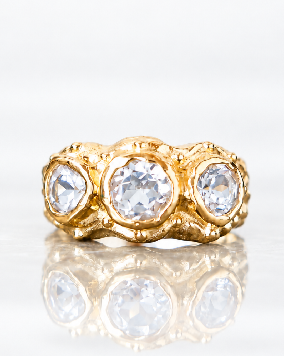 ANILLO SOLENE ORO Y TOPACIOS BLANCOS