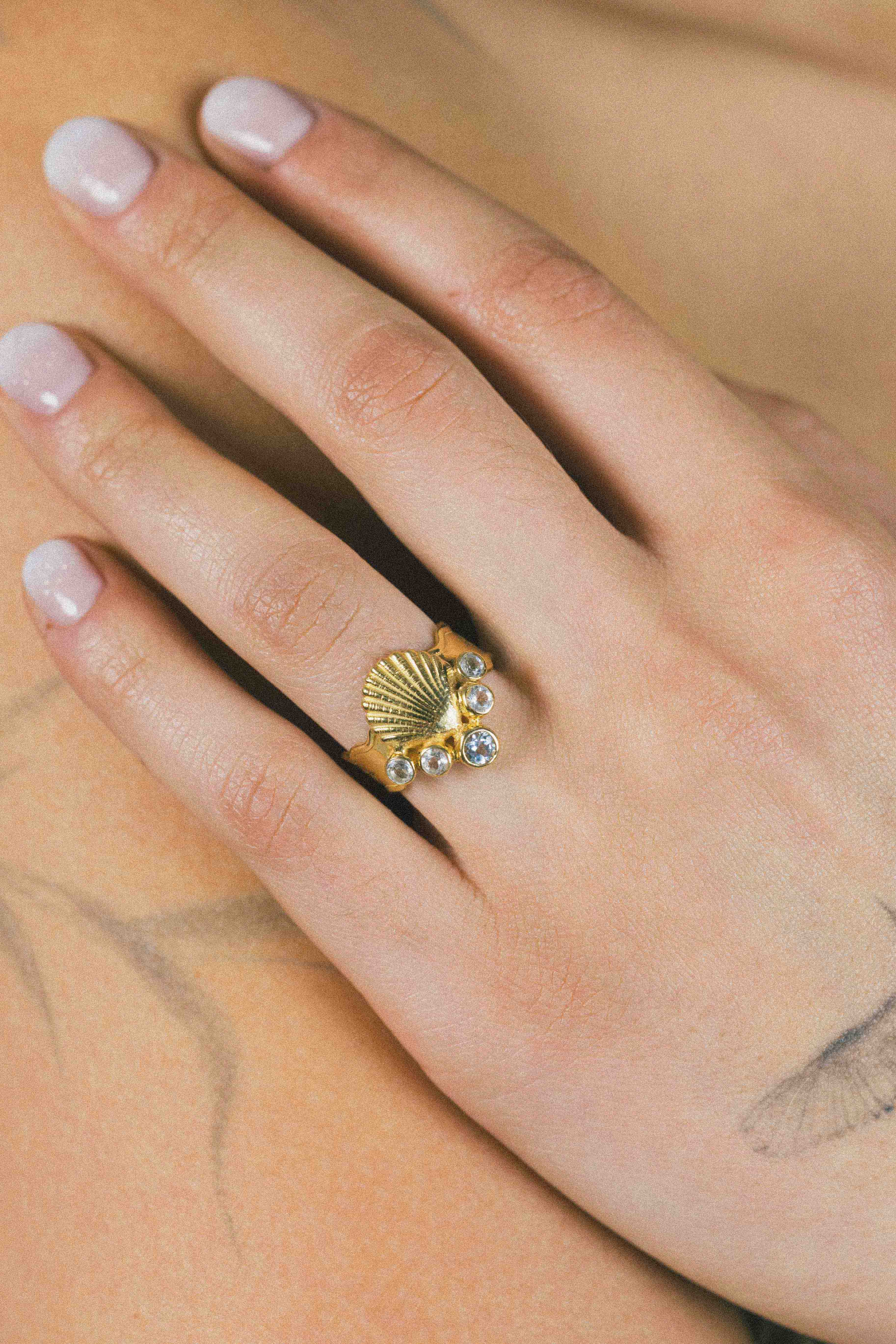 ANILLO CONMIISANKA GOLD DE TOPACIO BLANCO Y CELESTE