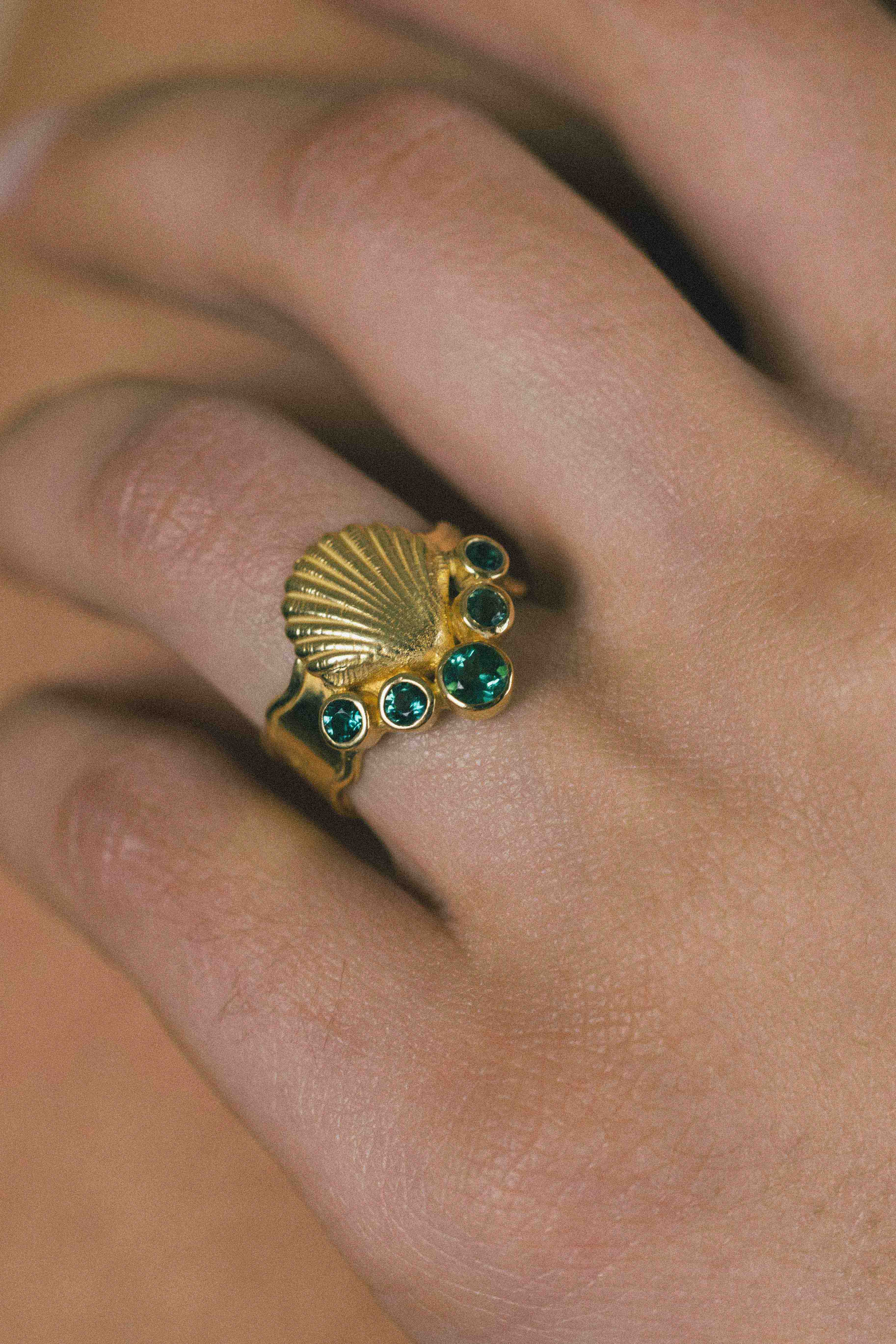 ANILLO CONMIISANKA GOLD DE CUARZO VERDE